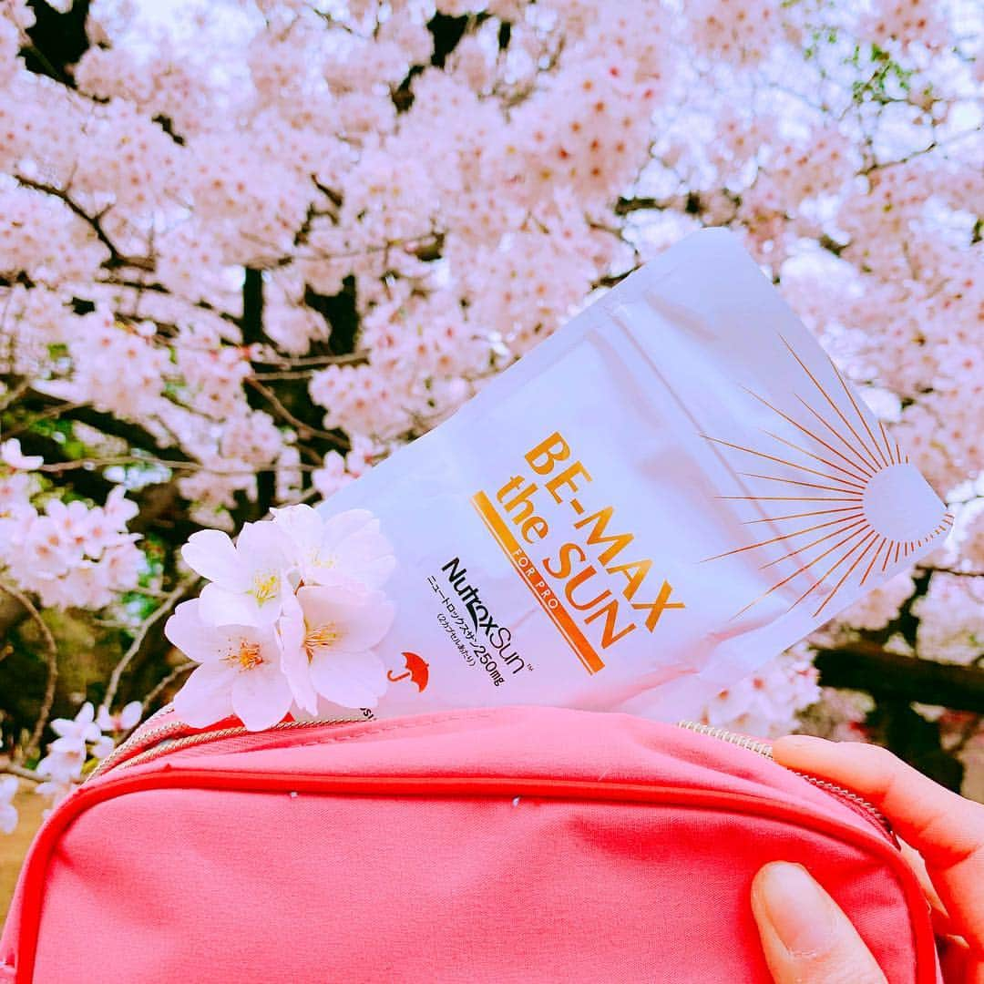 ビーマックスさんのインスタグラム写真 - (ビーマックスInstagram)「"塗るから飲むへの新習慣【BE-MAX the SUN】  桜吹雪に桜流し散り際まで美しい桜… いつまでも美しい肌を維持する為に日々の飲用をしましょう！！ #UVケア #bemaxthesun#メラニン#日焼け止め#美白#美白ケア#美容情報#美肌ケア#継続#美肌#シミ#予防#花見フォト#レジャー#さくら#紫外線#桜フォト#cherryblossoms#アウトドア#便利#飲む#サプリ#桜霰#お花見#花見#満開#桜#桜祭り"」4月8日 20時32分 - bemaxinfo