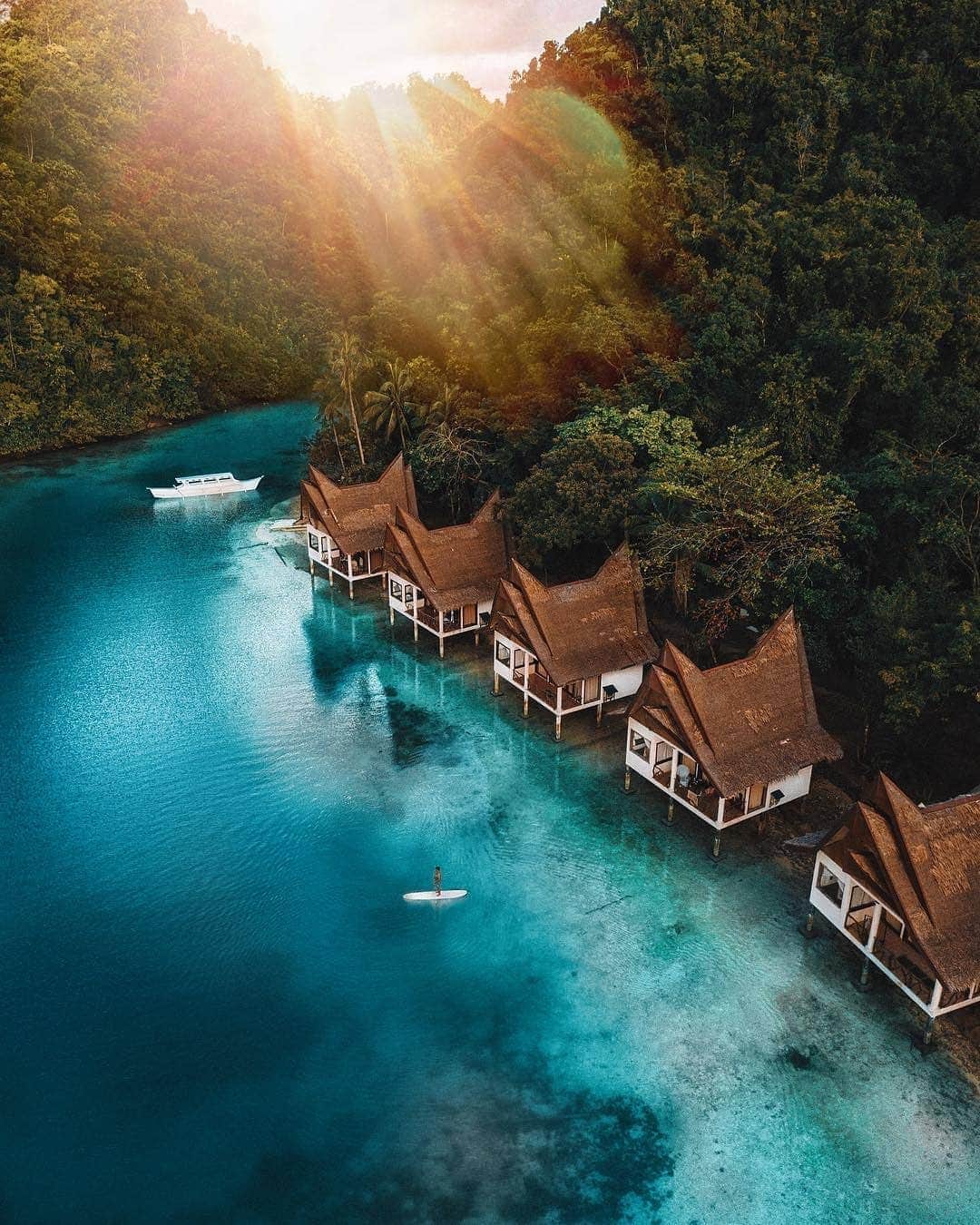 Discover Earthさんのインスタグラム写真 - (Discover EarthInstagram)「Nestled in the tranquil island of Bucas Grande, Surigao del Norte, Philippines, Club Tara Resort complements the setting and picturesque scenery with cottages perched on stilts immersed on the crystal clear water ! 🌴🇵🇭 Tag the people you would want to stay there with ! — 📍#DiscoverPhilippines — 📸 Photo by @michaelmacalos ​」4月8日 20時46分 - discoverearth
