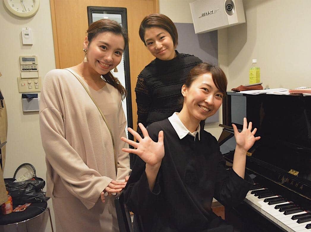 平川はる香のインスタグラム：「. バースデーライブ、着々と準備が進んでおります！💪 この土日はリハざんまいでした♪ なかなか自分の首を絞めるセットリストが出来上がりました👏暗譜やばい。歌詞、、、😷 . 退団して初めて同期と共演するよ！ リハ中もわいわい楽しかったです😌 男性ゲストのお2人は、レ・ミゼラブル本番中なのに出てくれますよ！ なのでわたしも暗譜ぐらいしっかりがんばります💪 . . ひとりで1からライブをつくるのはなかなか大変だったり、やり慣れない事も多いですが、今までたくさんの人に支えられて仕事をしてこられたんだなあと身をもって実感しています。 みんなにとって楽しいライブになるように、もう5ふんばりくらいしますよ！！ . . まだまだご予約受付中ですー！👏 事前予約の方がお得だからお早めに😌 . . . #はる香ライブ #平川はる香#笘篠ひとみ ちゃん#陽向春輝 いまや#大原万由子 ちゃん #杉浦奎介 さん#深掘景介 さん」