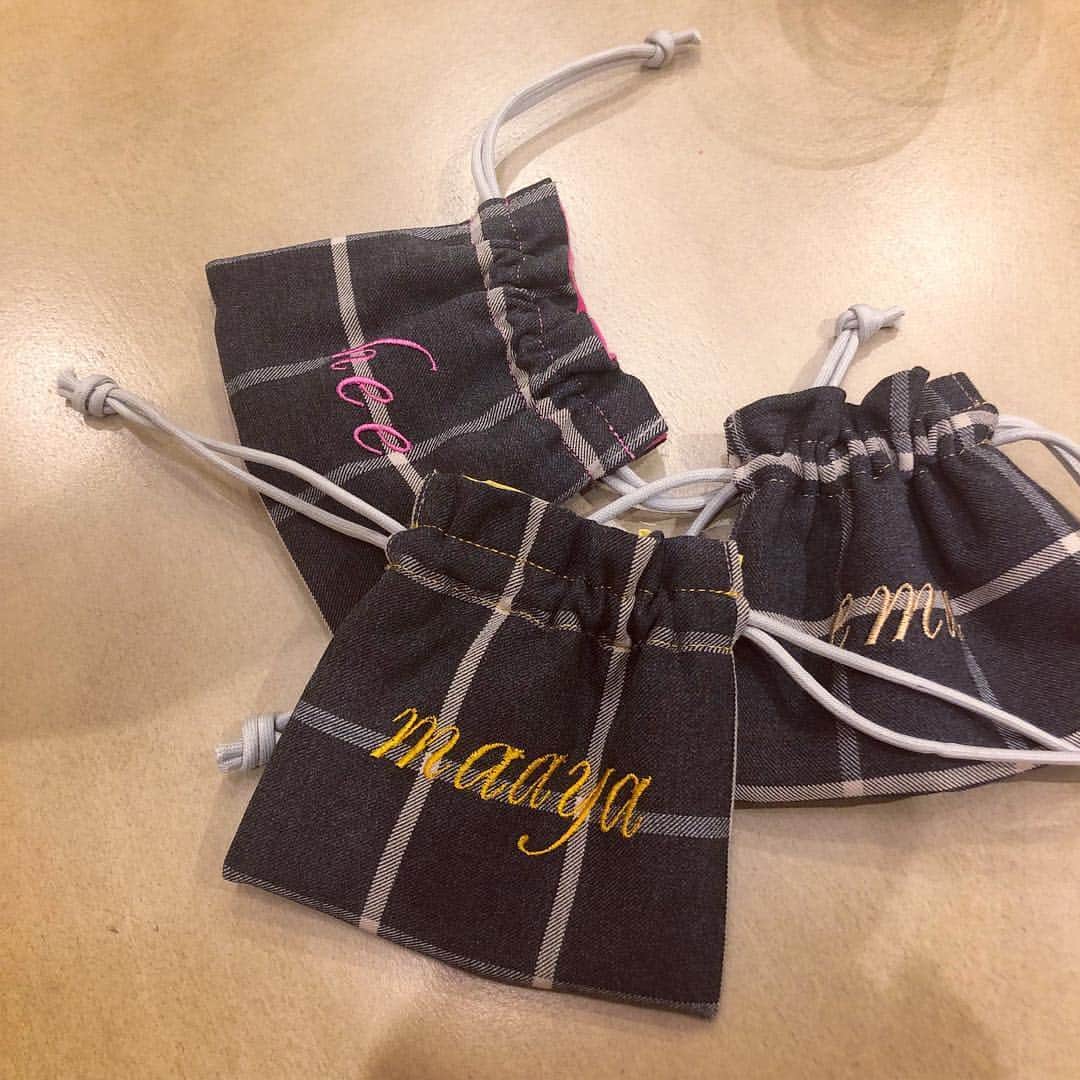 のインスタグラム：「親友がくれたプレゼント🎁 💛🌷💛🌷💛🌷💛🌷💛 名前入りって特別で嬉しいね🧡 Thank you, Ema💕 まやことエマとお揃い🌸 #pouch #present #thankyou #イニシャル #hee #お揃い」