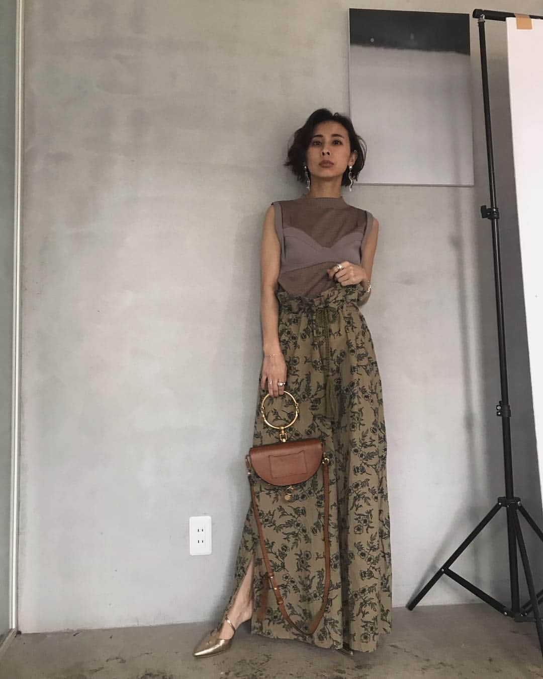 黒石奈央子さんのインスタグラム写真 - (黒石奈央子Instagram)「あめりふく . CAROLINE HIGH WAIST PT ¥13800+tax 4/12 BUSTIER DOCKING KNIT ¥13800+tax 4/12 BIJOU RI CANDY WAVY PIERCE ¥11000+tax 4/12 . キャロラインシリーズのパンツ♡コットン素材でとっても履き心地のいいアイテム♡ビスチェドッキングのKNITはブラック、ブラウン、CAMの、三色展開です！ . 詳細はウェブストアのcomingsoonにて .  @ameri_shinjuku @amerivintage @ameri_daikanyama #ameri#amerivintage #fashion #coordinate#ootd#outfit#osanposnap #705_outfit #大人ファッション #大人コーディネート #大人スタイル #modestyle #modefashion#modecasual」4月8日 20時41分 - blackstone705