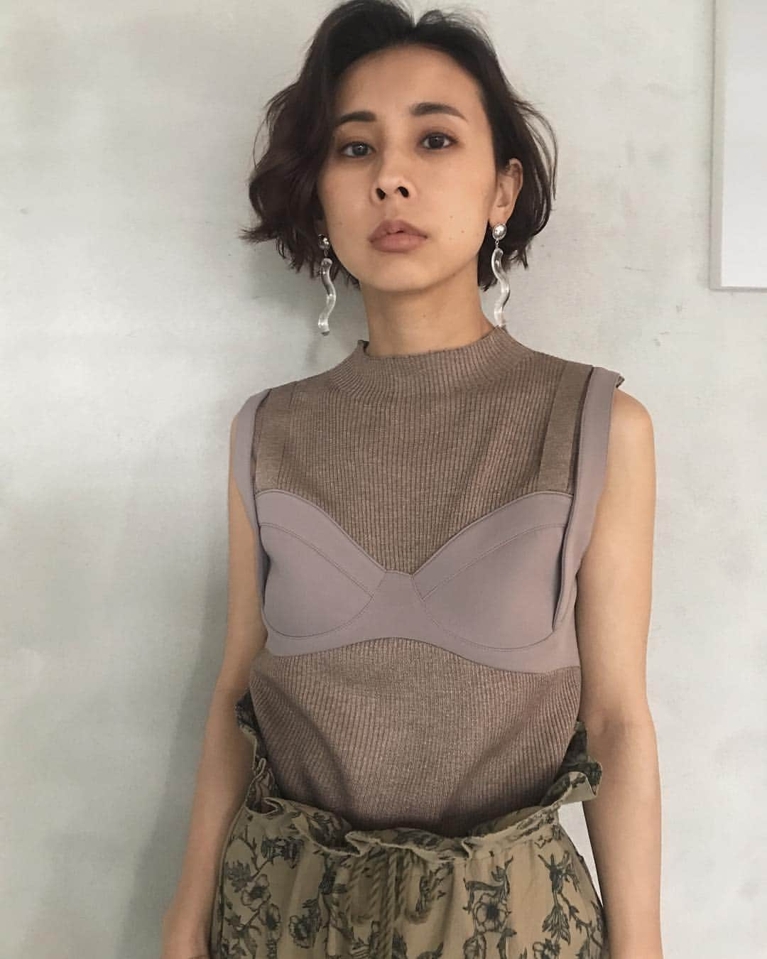 黒石奈央子さんのインスタグラム写真 - (黒石奈央子Instagram)「あめりふく . CAROLINE HIGH WAIST PT ¥13800+tax 4/12 BUSTIER DOCKING KNIT ¥13800+tax 4/12 BIJOU RI CANDY WAVY PIERCE ¥11000+tax 4/12 . キャロラインシリーズのパンツ♡コットン素材でとっても履き心地のいいアイテム♡ビスチェドッキングのKNITはブラック、ブラウン、CAMの、三色展開です！ . 詳細はウェブストアのcomingsoonにて .  @ameri_shinjuku @amerivintage @ameri_daikanyama #ameri#amerivintage #fashion #coordinate#ootd#outfit#osanposnap #705_outfit #大人ファッション #大人コーディネート #大人スタイル #modestyle #modefashion#modecasual」4月8日 20時41分 - blackstone705