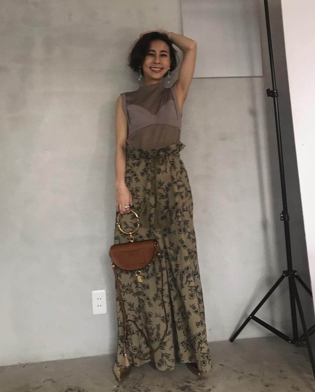 黒石奈央子さんのインスタグラム写真 - (黒石奈央子Instagram)「あめりふく . CAROLINE HIGH WAIST PT ¥13800+tax 4/12 BUSTIER DOCKING KNIT ¥13800+tax 4/12 BIJOU RI CANDY WAVY PIERCE ¥11000+tax 4/12 . キャロラインシリーズのパンツ♡コットン素材でとっても履き心地のいいアイテム♡ビスチェドッキングのKNITはブラック、ブラウン、CAMの、三色展開です！ . 詳細はウェブストアのcomingsoonにて .  @ameri_shinjuku @amerivintage @ameri_daikanyama #ameri#amerivintage #fashion #coordinate#ootd#outfit#osanposnap #705_outfit #大人ファッション #大人コーディネート #大人スタイル #modestyle #modefashion#modecasual」4月8日 20時41分 - blackstone705