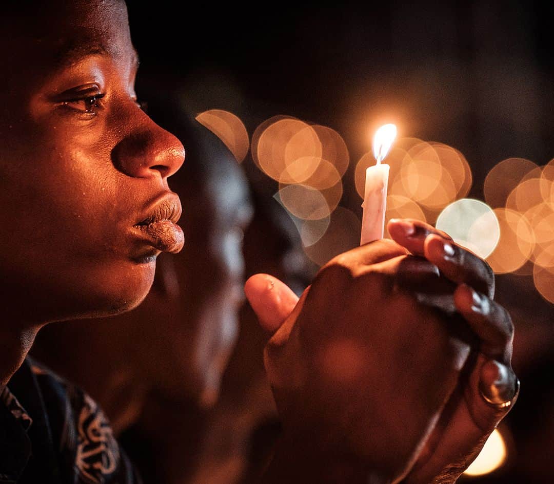 AFP通信さんのインスタグラム写真 - (AFP通信Instagram)「AFP Photo 📷 Yasuyoshi Chiba - A person holds a candle during a night vigil and prayer at the Amahoro Stadium as part of the 25th Commemoration of the 1994 Genocide, in Kigali, Rwanda, on April 7, 2019. Rwanda on April 7, 2019 began 100 days of mourning for more than 800,000 people slaughtered in a genocide that shocked the world, a quarter of a century on from the day it began. #RwandaGenocide」4月8日 20時44分 - afpphoto
