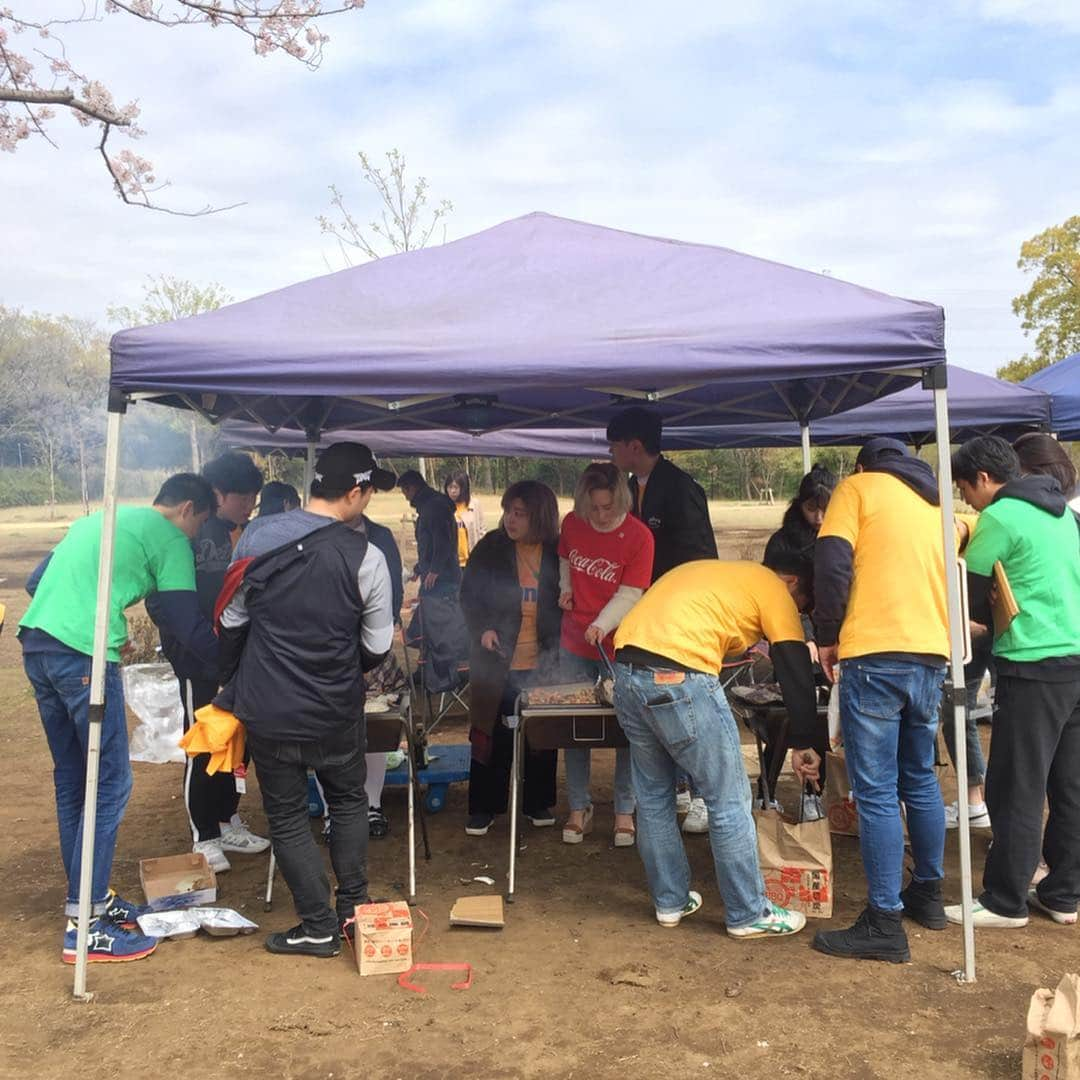 SKINGARDEN［スキンガーデン］さんのインスタグラム写真 - (SKINGARDEN［スキンガーデン］Instagram)「﻿ 今日はスキンガーデンスタッフでBBQ🍖🍻﻿ ﻿ ﻿ 美味しい食事と楽しいゲームでリフレッシュ😆✨﻿ ﻿ 明日からまた頑張りましょう💪💪﻿ ﻿ ﻿ インスタLIVEのご視聴もありがとうございました🤩✨﻿ 次回のインスタライブは❣️ 今週4月10日水曜日、﻿スキンガーデン ラフォーレ原宿店にて 18時からスタートです😍❣️﻿ ﻿ ﻿ #skingarden #スキンガーデン #新大久保 #신오쿠보 #韓国 #韓国メイク #韓国コスメ #メイク #コスメ #한국화장품 #한국메이크업 #메이크업 #코스메틱 #バーベキュー #bbq #g9skin #berrisome #elishacoy #日韓 #좋아요 #instagood #beauty #cute ﻿」4月8日 20時44分 - skingarden.jp