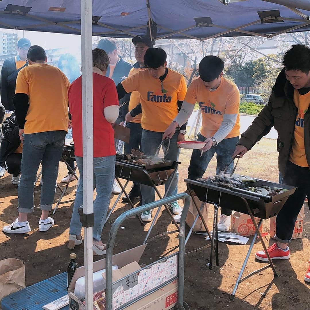 のインスタグラム：「﻿ 今日はスキンガーデンスタッフでBBQ🍖🍻﻿ ﻿ ﻿ 美味しい食事と楽しいゲームでリフレッシュ😆✨﻿ ﻿ 明日からまた頑張りましょう💪💪﻿ ﻿ ﻿ インスタLIVEのご視聴もありがとうございました🤩✨﻿ 次回のインスタライブは❣️ 今週4月10日水曜日、﻿スキンガーデン ラフォーレ原宿店にて 18時からスタートです😍❣️﻿ ﻿ ﻿ #skingarden #スキンガーデン #新大久保 #신오쿠보 #韓国 #韓国メイク #韓国コスメ #メイク #コスメ #한국화장품 #한국메이크업 #메이크업 #코스메틱 #バーベキュー #bbq #g9skin #berrisome #elishacoy #日韓 #좋아요 #instagood #beauty #cute ﻿」