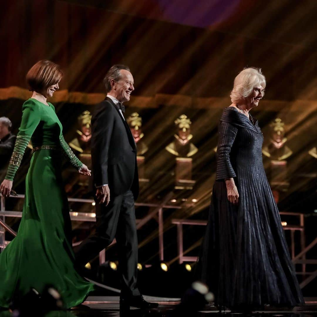 クラレンス邸さんのインスタグラム写真 - (クラレンス邸Instagram)「The Duchess of Cornwall last night attended the @olivierawards and presented a Special Award to choreographer Sir Matthew Bourne before meeting winners and nominees backstage. 📸 PA」4月8日 20時45分 - clarencehouse