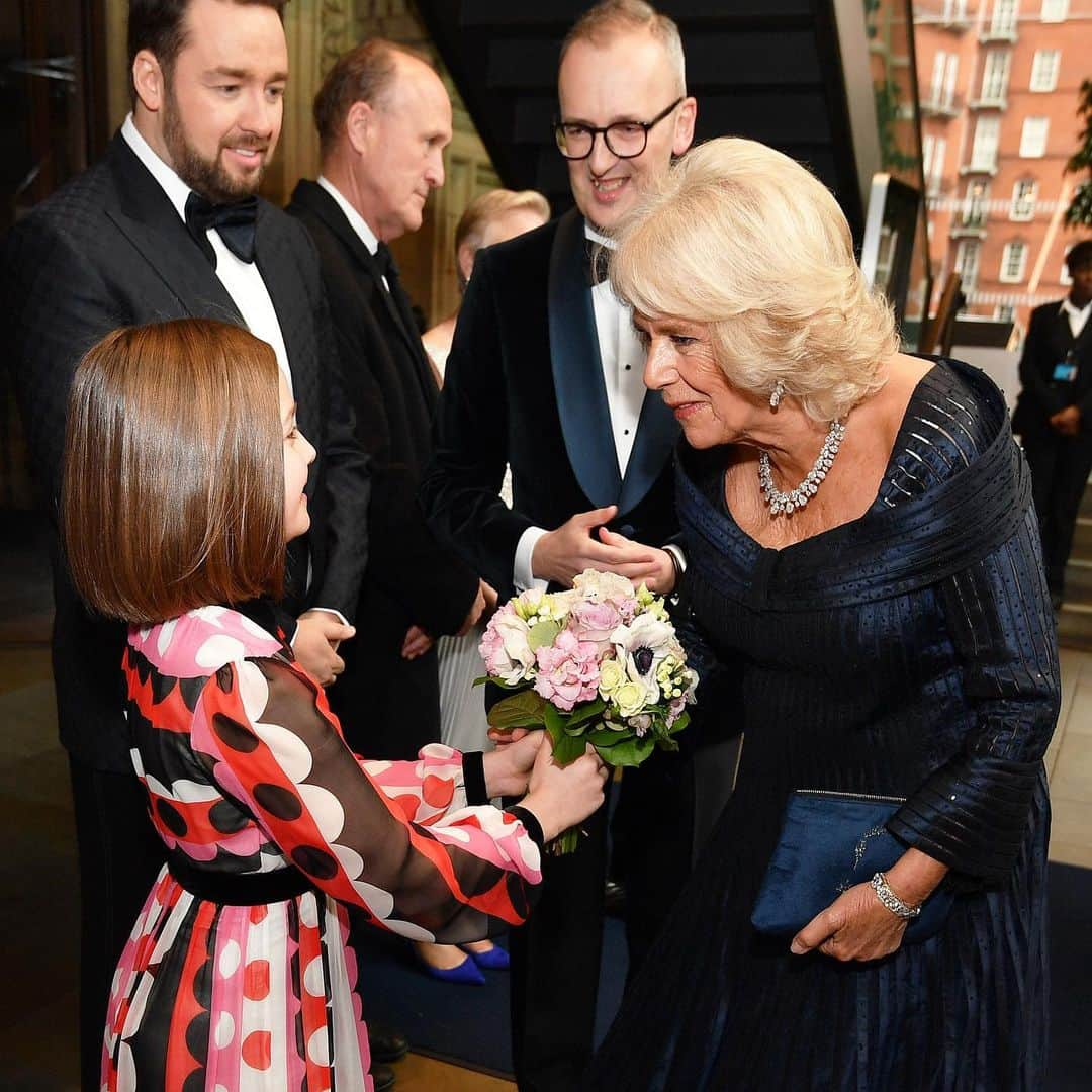 クラレンス邸さんのインスタグラム写真 - (クラレンス邸Instagram)「The Duchess of Cornwall last night attended the @olivierawards and presented a Special Award to choreographer Sir Matthew Bourne before meeting winners and nominees backstage. 📸 PA」4月8日 20時45分 - clarencehouse