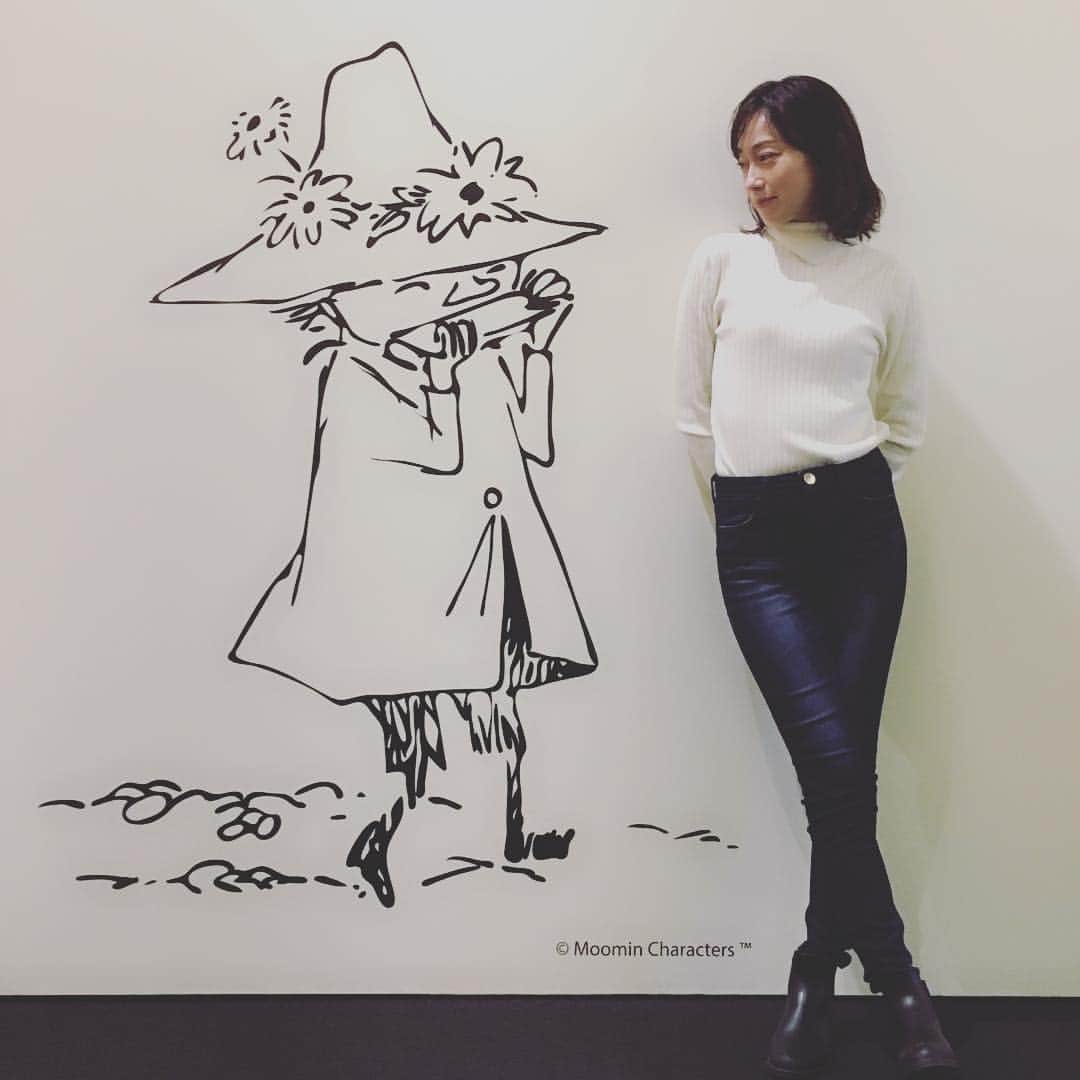 小橋めぐみのインスタグラム：「いつもやさしく愛想よくなんてやってられないよ。理由はかんたん。時間がないんだ。 by スナフキン  明日から森アーツセンターギャラリーで始まるムーミン展の内覧会へ。 今年はプーさんやムーミンの原画を間近で見る機会があって、幸せ。 プーさんの原画とはまた違った温もりがあって、孤独感もちょっぴりあって。子供にも大人にも開かれているムーミンの世界は、きっと永遠。 #ムーミン展 #森アーツセンターギャラリー」