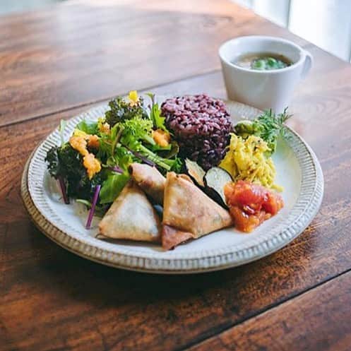 のインスタグラム：「. オーガニックランチで、たまにはほっと一息つくのもいいですね😌 . オーガニック料理やオーガニックドリンクを投稿する時は是非「#ベジ部」と「#todaysvege」のハッシュタグをつけて投稿してください🌿 素敵な投稿はベジ部がリポストします！ みなさんで健康な毎日をシェアしましょう😊 . ベジ部には、オーガニックの楽しさを共有する無料のコミュニティがあります♪ オーガニックに関わる情報交換や交流の場として、ぜひお気軽にご参加ください✨ 詳しくはプロフィールのURLをチェック✔️ . Repost from @__food_letters__  おはようございます。 毎月第4金曜日は吉祥寺の暮らしと食べごと ふたつの木にて「季節のごはんとおやつ 風土」営業いたします。 ・ 本日は埼玉県小川町のサンファーム高橋の野菜をつかってお野菜orお肉の2種類のランチプレートをご用意します。 今日もいいお天気ですね。お散歩がてら、お立ち寄りください。 cayoco ・ 毎月第4金曜日11時～15時 吉祥寺 暮らしとたべごと ふたつの木 武蔵野市吉祥寺本町4-6-10 ・ 写真はイメージです。 #吉祥寺#ふたつの木#カフェ#ビーガン対応#ごはん#おやつ#オーガニック#無農薬#日々#暮らし#ランチ#instagramjapan#オールドレンズ #RECO_ig#tokyovegan #オーガニック料理 #ワンプレートごはん #ワンプレートランチ #暮らしを楽しむ #ビーガンカフェ #ヴィーガン料理 #吉祥寺カフェ #吉祥寺ランチ #カフェ好き」