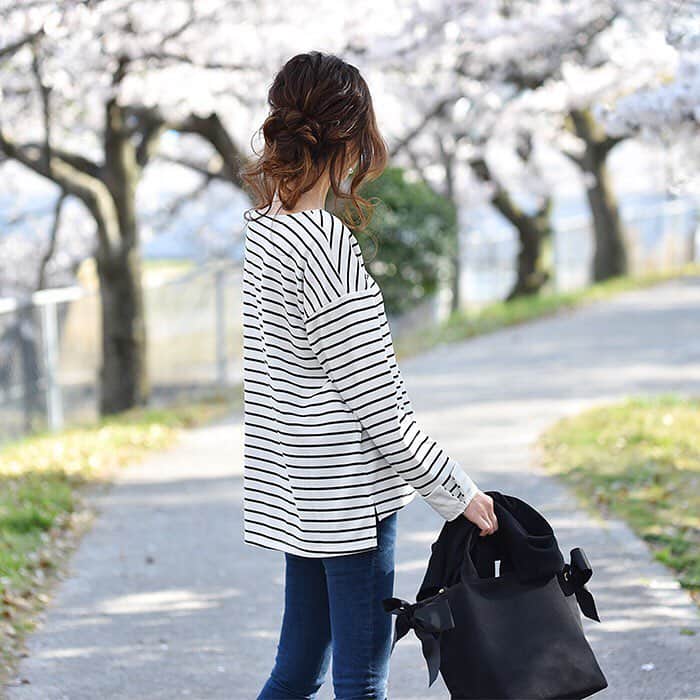 MUMUさんのインスタグラム写真 - (MUMUInstagram)「. . ほぼ半額でgetしたGUのVネックカーディガンでコーデ。 定価1,490円(税抜)の商品が値下げされて790円(税抜)に。 カラーはブラック。 Mサイズでゆったりめの着心地です。 靴はしまむらの厚底レースアップスニーカー、税込1,900円です👟 . カーディガン、デニム：#GU トップス：#TheSecretBean バッグ：#HAYNI 靴：#しまむら . #プチプラコーデ #instagood #プチプラ #locari #instalike #服好きな人と繋がりたい #ootd #fashion #今日のコーデ #ヘアアレンジ #大人可愛い #时尚 #潮流 #しまむらコーデ #しまパト #きょコ #しまぱと #grshimamura #しまむら購入品 #ジップスキニージーンズ #Vネックカーディガン #スニーカーコーデ #gumania #GUコーデ」4月8日 20時54分 - mumudesukamumudesuyo
