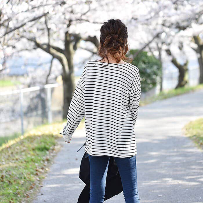 MUMUさんのインスタグラム写真 - (MUMUInstagram)「. . ほぼ半額でgetしたGUのVネックカーディガンでコーデ。 定価1,490円(税抜)の商品が値下げされて790円(税抜)に。 カラーはブラック。 Mサイズでゆったりめの着心地です。 靴はしまむらの厚底レースアップスニーカー、税込1,900円です👟 . カーディガン、デニム：#GU トップス：#TheSecretBean バッグ：#HAYNI 靴：#しまむら . #プチプラコーデ #instagood #プチプラ #locari #instalike #服好きな人と繋がりたい #ootd #fashion #今日のコーデ #ヘアアレンジ #大人可愛い #时尚 #潮流 #しまむらコーデ #しまパト #きょコ #しまぱと #grshimamura #しまむら購入品 #ジップスキニージーンズ #Vネックカーディガン #スニーカーコーデ #gumania #GUコーデ」4月8日 20時54分 - mumudesukamumudesuyo