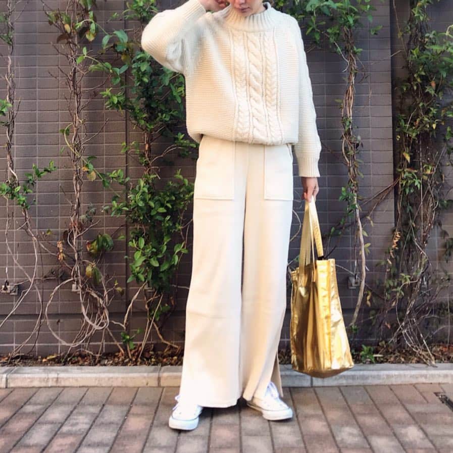 高橋まりなさんのインスタグラム写真 - (高橋まりなInstagram)「. 肌寒くてまたニットを着た日💨 上下プチプラなので、全身白でも気にせず外遊び🙌🏻 . . . #coordinate#marinacoordinate#whitecoordinate#ホワイトコーデ#真っ白コーデ#しまむら#gu#ジーユー#プチプラ#プチプラコーデ#リブスリットワイドパンツ#リブパンツ#un3d#アンスリード#全身白#converse#コンバース#外遊び#3きょうだい」4月8日 20時54分 - marina._.takahashi