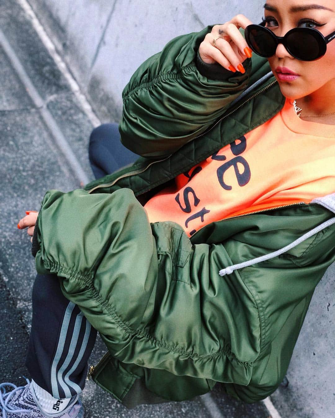 のインスタグラム：「girl's market🛍 フリマイベントに来てくれたみなさん ありがとうございました💛お疲れ様でした オープンからたくさんの方にご来場頂き あっとゆーまの4時間でした🔥 遠くからわざわざ会いに来てくれた方 1番遠くは沖縄からでした🥺愛だ 久しぶりに会えた子も居て嬉しかった💓 私の私物ってメンズライクな物ばかりだから 正直気に入ってもらえるか不安だったけど キャップ、Tシャツ、フーディー、パーカー セットアップ、トレーニングウェア、水着など たくさんの方にご購入して頂けました🙏🏾 新品タグ付きのじゃなくて 「なっちゃんのお古がいいの！」なんて声も😂 ちゃんと念入りに洗ってね🧡w 一緒に盛り上げてくれた参加者のみなさん 仕事明け寝ずに手伝ってくれた @yutapai  打ち合わせから場所提供やセッティング 受付まで何から何までお世話になった @club_camelot @takuroakimaru さん ケータリング @origami_juice_japan タピオカ美味し過ぎました🥤 一緒にフリマやろうって企画して 素敵なメンバーを集めてくれて みんなをまとめてくれた @xxaiminxx  みなさん本当にありがとうございました💛 こうやってファンの方々と直接会って 交流出来るイベント増やして行きたいなぁ🥰 また企画するので次回もお楽しみに🧡 #ootd #outfit #street #fashion #style  #code #streetfashion #streetstyle #ysl #saintlaurent #vetements #yeezy #calabasas #kanyewest  #louisvuitton #virgilabloh  #adidasoriginals #yeezyboost #yeezyboost350 #yeezyboost350v2  #kogenatsu #焦げNATSU #こげなつ」