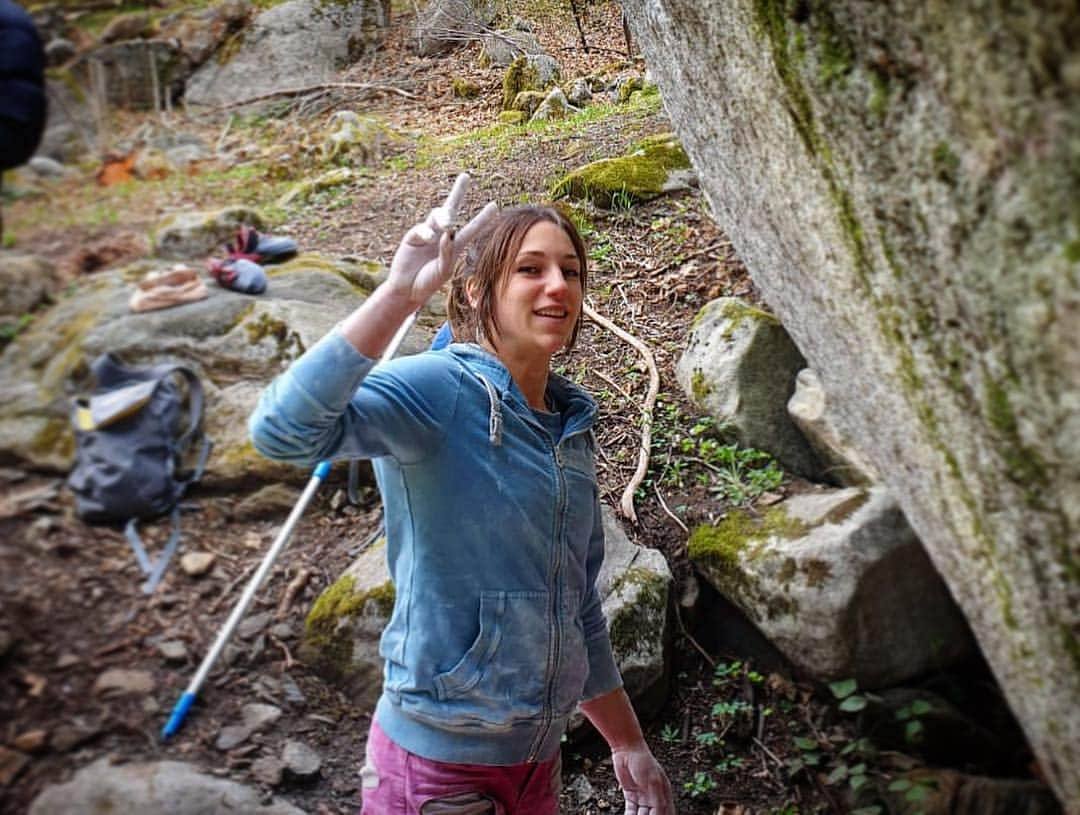 アレックス・パッチシオさんのインスタグラム写真 - (アレックス・パッチシオInstagram)「Some pics from this weekend. Did this cool climb called “Guilty of the Hilti” V11/ 8A in Brione. Felt harder than most of the 8A’s in Brione, But everyone says hard 8A and feels like maybe 8A+, so I’ll leave it as the same. The shorter you are the harder the crux is maybe since you have to get your feet up higher than you want?! Took about an hour or so to figure out. Had to figure out my foot beta for my size and then was able to repeat crux multiple times for pics. 🤷🏻‍♀️ Pics by: @robinoleary  Psyched we were able to find some dry rock!  @e9clothing_official @e9clothingusa @scarpana @petzl_official @frictionlabs @sendclimbing  #uhamikakuto #climbinggirls #climbing_is_my_life #switzerland」4月8日 20時58分 - alex_puccio89