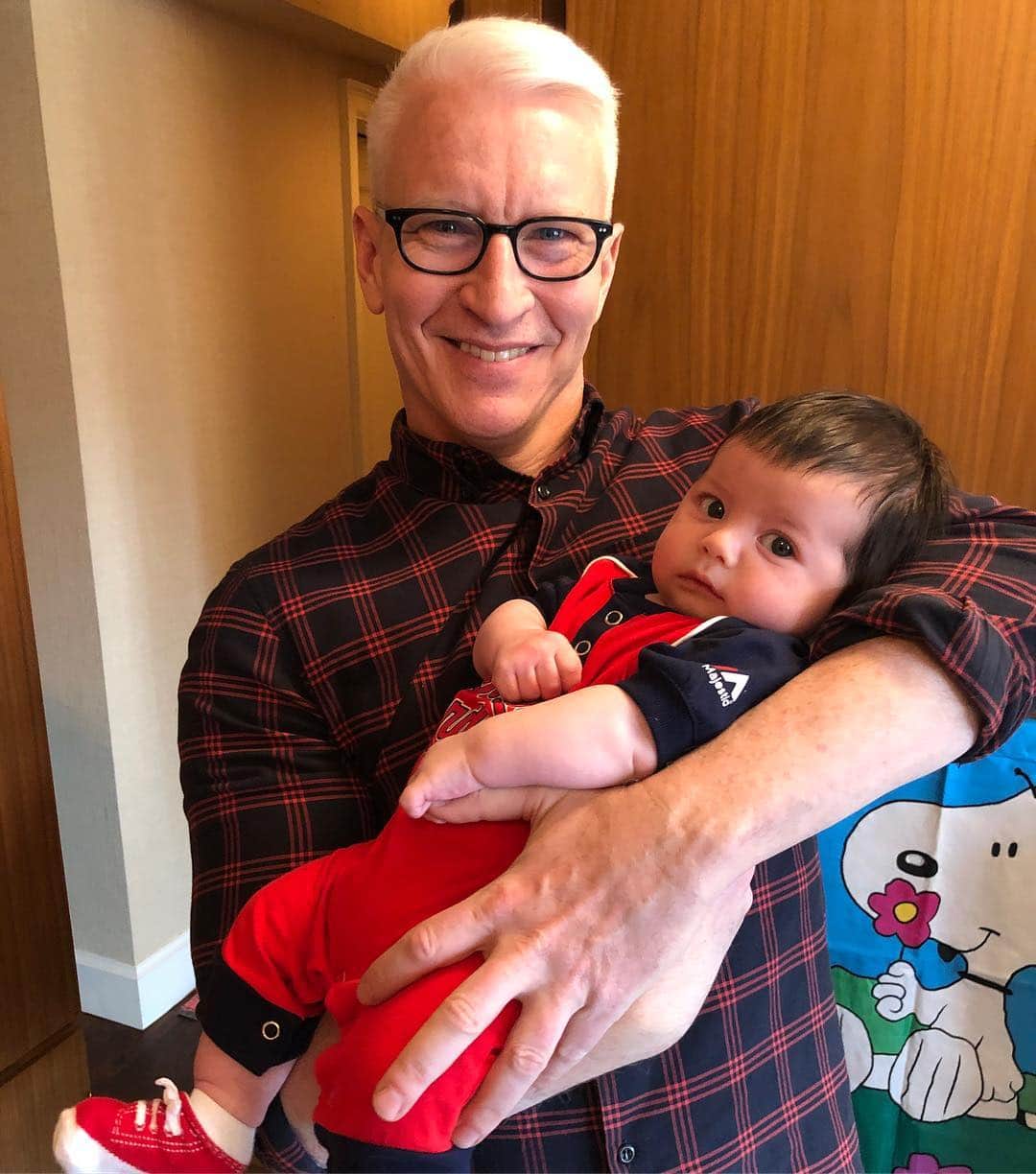 アンダーソン・クーパーのインスタグラム：「Went to @bravoandy’s house to discuss AC2 upcoming shows, but ended up just talking with this adorable guy! Come see us live on stage in #BALTIMORE 5/11; #NYC 6/21, 6/22. Tickets and info @ac2live.com」