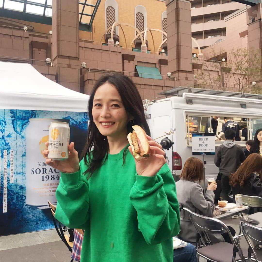 北澤 宏美さんのインスタグラム写真 - (北澤 宏美Instagram)「- ビール持ってうれしそう😄 おいしいよ〜🍺🍔 ・ 今日明日の2日間限定で 明日発売の「SORACHI1984」を楽しめるビヤガーデンが 恵比寿ガーデンプレイスにてオープンしているよ🎈 ・ 1984年北海道から誕生した 世界に誇れる伝説のホップ「ソラチエース」 イベントではイノベーティブストーリーや シアター上映などもあって 美味しさの秘密や誕生の歴史など 勉強しながらゴクゴクいただきました😋 ・ 軽やかな飲み心地で しっかりとしたホップの香りや深みもあっておいしい😋 お風呂上がりや今時期だったらお花見にもいいね🌸 ビール好きな方ぜひ😎 ・ ・ #SORACHI1984#サッポロビール#ソラチエース#InnovativeBrewer#pr#1984年  #ビヤガーデン #恵比寿ガーデンプレイス #伝説のホップ」4月8日 21時01分 - romihy58