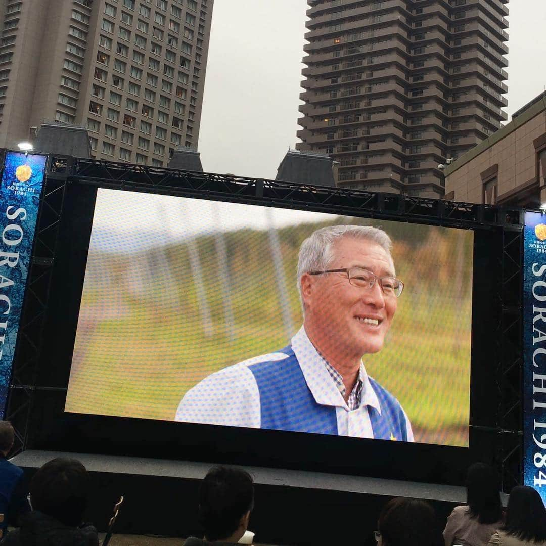 北澤 宏美さんのインスタグラム写真 - (北澤 宏美Instagram)「- ビール持ってうれしそう😄 おいしいよ〜🍺🍔 ・ 今日明日の2日間限定で 明日発売の「SORACHI1984」を楽しめるビヤガーデンが 恵比寿ガーデンプレイスにてオープンしているよ🎈 ・ 1984年北海道から誕生した 世界に誇れる伝説のホップ「ソラチエース」 イベントではイノベーティブストーリーや シアター上映などもあって 美味しさの秘密や誕生の歴史など 勉強しながらゴクゴクいただきました😋 ・ 軽やかな飲み心地で しっかりとしたホップの香りや深みもあっておいしい😋 お風呂上がりや今時期だったらお花見にもいいね🌸 ビール好きな方ぜひ😎 ・ ・ #SORACHI1984#サッポロビール#ソラチエース#InnovativeBrewer#pr#1984年  #ビヤガーデン #恵比寿ガーデンプレイス #伝説のホップ」4月8日 21時01分 - romihy58