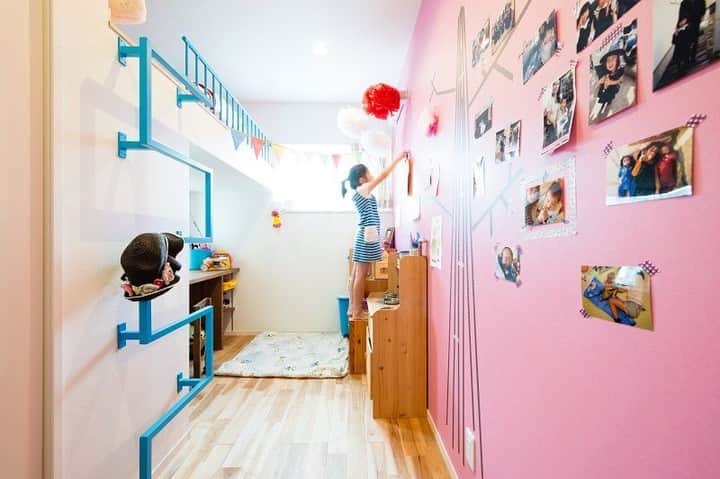コラボハウス一級建築士事務所さんのインスタグラム写真 - (コラボハウス一級建築士事務所Instagram)「.⠀ ロフトをつけた子供部屋。⠀ 造作の梯子は一筆書きの様な面白いデザイン。⠀ アクセントクロスの鮮やかなピンクが⠀ 明るく楽しい空間です。⠀ .⠀ 他にも沢山のお家を⠀ ホームページでご紹介しています。⠀ @collabo_house　からご覧ください。⠀ #子ども部屋 #キッズルーム #ロフト #造作 #女の子 #アクセントクロス #ピンク #水色 #無垢床 #勉強机 #自分らしい暮らし #マイホーム #デザイナーズ住宅 #注文住宅新築 #設計士と直接話せる #設計士とつくる家 #コラボハウス #インテリア #愛媛 #香川 #新築 #注文住宅」4月8日 21時00分 - collabo_house