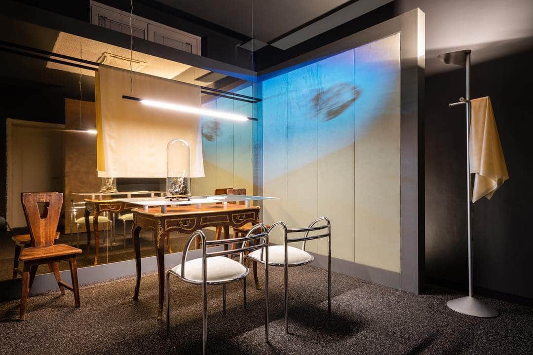Vogue Italiaさんのインスタグラム写真 - (Vogue ItaliaInstagram)「Do you want to visit Vogue Italia’s offices? Here’s your chance. LIFE IN VOGUE: The Interior’s Cut 🖊️ A crossover reflection around fashion and design from Tomorrow to April 12th during #MDW19. Here’s the photo editor office interpreted by @rafcardy @architectureatlarge - ‘In 2039, an elite selection of individuals was granted intimate residency with an alien fossil from the most distant object ever explored, Ultima Thule. On its arrival 20 years ago, the monolithic cabin opened to reveal a rhythm of audible notes and semiotic light patterns. Although getting closer to complete translation, the projected message is interpreted as fantastic speculations. The more we understand, the less our physicality appears. This intoxicating paradox is the exclusive source of inspiration for human legacy as it fades into insignificance. In this office, we advise caution when experimenting with your future…’ #RafaelDeCardenas - photo by @delfino_sl Discover how to plan your visit via link in bio and stay tuned for more about #LifeInVogue Main partner @nemolighting ✨ @es_pr_communication @ps.designcunsultants Project partners @alcantara_company @guerlain @sancarloworld  Thanks to @maschio_dei_cavalieri @lavazzaofficial @molinarisambuca  Technical partners @baxtermadeinitaly @caparol_icons @texturaewallpapers」4月8日 21時00分 - vogueitalia