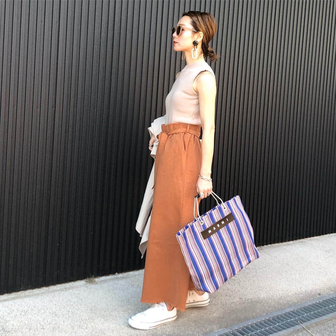 akko0718さんのインスタグラム写真 - (akko0718Instagram)「4月8日(月) . . 先週の日曜日に仲良しパートさん仲間4人で飲みに行ってきたんだけどね。 . 8時〜5時までしっかり働いて、帰ってダンナさんのご飯の用意してから7時半に飲み会スタート🍻🥰 ペチャクチャおしゃべりして笑って笑って食べて飲んでしてたら周りにどんどんお客さんがいなくなって。 そしたら蛍の光が流れ出したから時計見たらまさかの朝4時半だった🤣🤣 . 9時間も居酒屋さんにいるなんて初めて🤣 帰ってすぐお風呂入って1時間だけ寝て9時からまた仕事で7時間しっかり働いてきたよ🤣 ちなみにわたしお酒飲めないからウーロン茶とオロナミンCとコーラばっかり飲んでた🥤 . 飲めないけど飲み会大好き❤️ . この時期にぴったりのロングシャツは @shes_closet さん🤗 羽織としても、シャツワンピとしても使えるよ😍 . 裾が切りっぱなしのパンツは @amber_amber_0907 ❤️ プチプラでかわいいお洋服いっぱいだよ🤗 . . 👖 @amber_amber_0907 👚#shes_closet @shes_closet . . #locari #ponte_fashion #ootd_kob #r_fashion #mineby3mootd #おちびコーデ #プチプラコーデ #プチプラファッション #アラフォーコーデ #155cmコーデ #シンプルコーデ #大人カジュアルコーデ #オトナカジュアル #シンプルコーデ #シャツワンピ #スニーカー女子 #ワイドパンツ #テラコッタコーデ #春コーデ #marnibag #おちびの輪 #ロングシャツワンピ #ブラウンコーデ」4月8日 21時11分 - akko0718