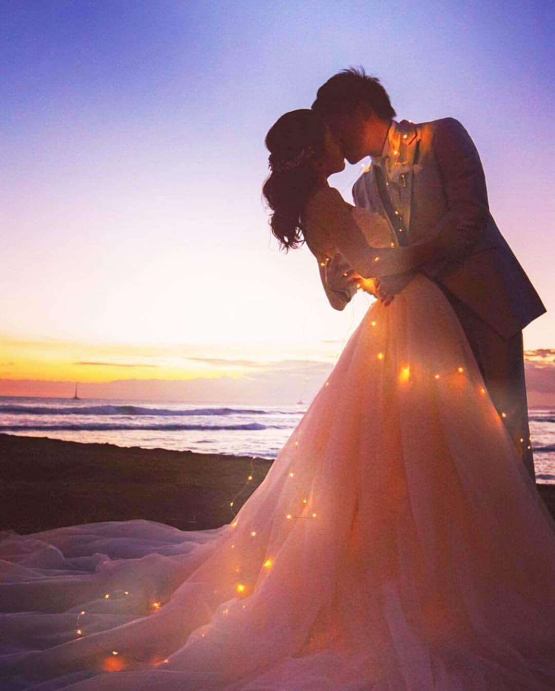 のインスタグラム：「ロケフォトの参考にしたい✨リゾートでのウェディングフォト10選💕 * * * こちらのお写真は  @mowd_hwi さんからリグラムさせていただきました🌟 #ウェディングニュース のタグにお写真を投稿してくださり、ありがとうございました😊✨ * * * * * mowd_hwiさんの #ハワイ での #ウェディングフォト がどれもとっても素敵なんです😍✨ * カバーはうっとりするほどロマンチックなフォト💓 * 夕日とキラキラのライトに包まれたお二人の姿と幻想的な雰囲気がとても素敵ですよね☺️💕 * これは絶対真似したいおしゃれなフォトです💗 * 見つめ合うお二人の表情も幸せな気持ちが伝わってきて魅力的ですよね✨ * 他のフォトもとっても素敵なのでぜひスワイプ👉🏻してチェックしてみてくださいね💕 * * * * * ＼📷投稿お待ちしています／ * 花嫁はもちろん、業者さんも大歓迎✨ アナタのお写真をご紹介してもOKという方は、ぜひ #ウェディングニュース にお写真を投稿してください💕 * * ⬇︎関連アカウント⬇︎ * 💒式場検索 【 @weddingnews_concierge 】 👰マイレポ花嫁 【 @weddingnews_brides 】 * * その他、編集部からの連絡専用 @weddingnews_contact や、スタッフ個人の連絡用として @WN_xxxx（xxxは個人名）があります💕 * ………………………………………… ❤️WeddingNewsとは？ * * 花嫁のリアルな”声”から生まれた 花嫁支持率No1✨スマホアプリです📱💕 * * 🌸知りたい… #結婚式準備 に役立つ記事を毎日150件配信中♩ * 🌸見たい… インスタの #ウェディング 系投稿TOP100が毎日チェックできる＊IG画像の複数ワード検索も可♩ * 🌸叶えたい… #結婚式 関連の予約サイトが大集合♩ * 🌸伝えたい… 自分の結婚式レポ『マイレポ』が簡単に作れる♩先輩花嫁のレポが読める♩ * * @weddingnews_editor のURLからDLしてね✨ * * * #プレ花嫁 #結婚  #花嫁  #ウエディング #フォトウェディング #ロケーションフォト #前撮り #ハワイウェディング #ハワイ挙式 #海外挙式 #リゾ婚 #ハネムーン #カップル #weddingphotography #新郎新婦 #海外旅行 #日本中のプレ花嫁さんと繋がりたい #2020春婚 #2019秋婚 #カップルフォト #写真好きな人と繋がりたい #ウエディングフォト」