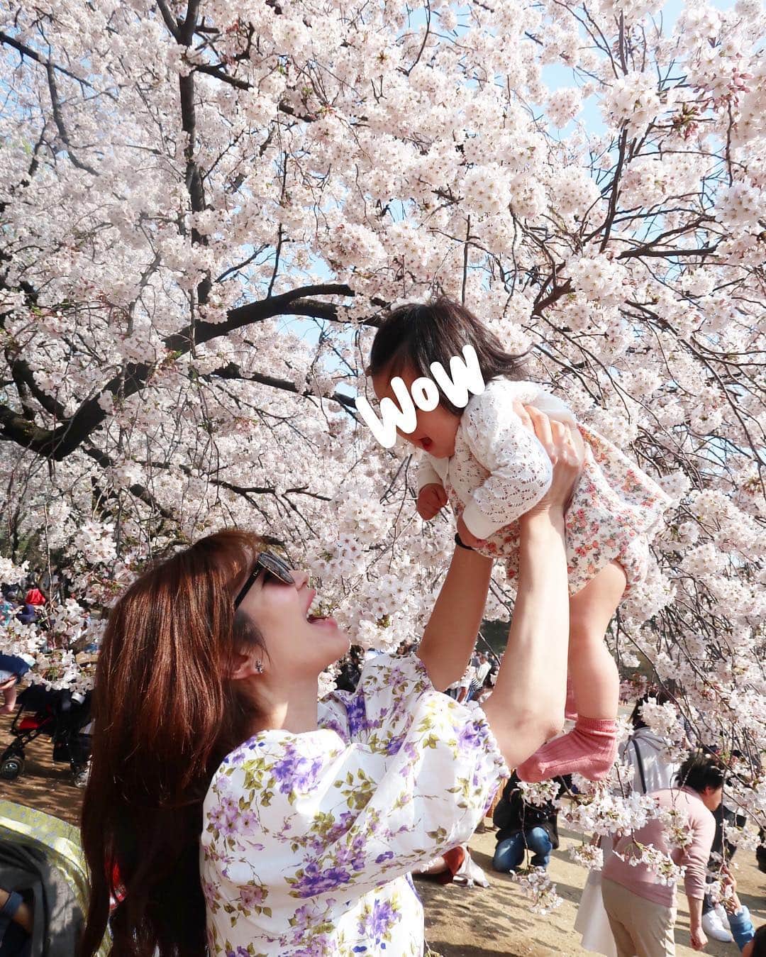川人未帆さんのインスタグラム写真 - (川人未帆Instagram)「・ 先週末は友達家族とお花見🌸 あったかくて、桜も満開で楽しかった🌸🌸🌸 桜の天井と娘の笑顔が可愛くて高い高いしまくって筋肉痛🤷‍♀️ ・ #今日のわたちたち は花柄でした🌸」4月8日 21時06分 - miho0319kawahito