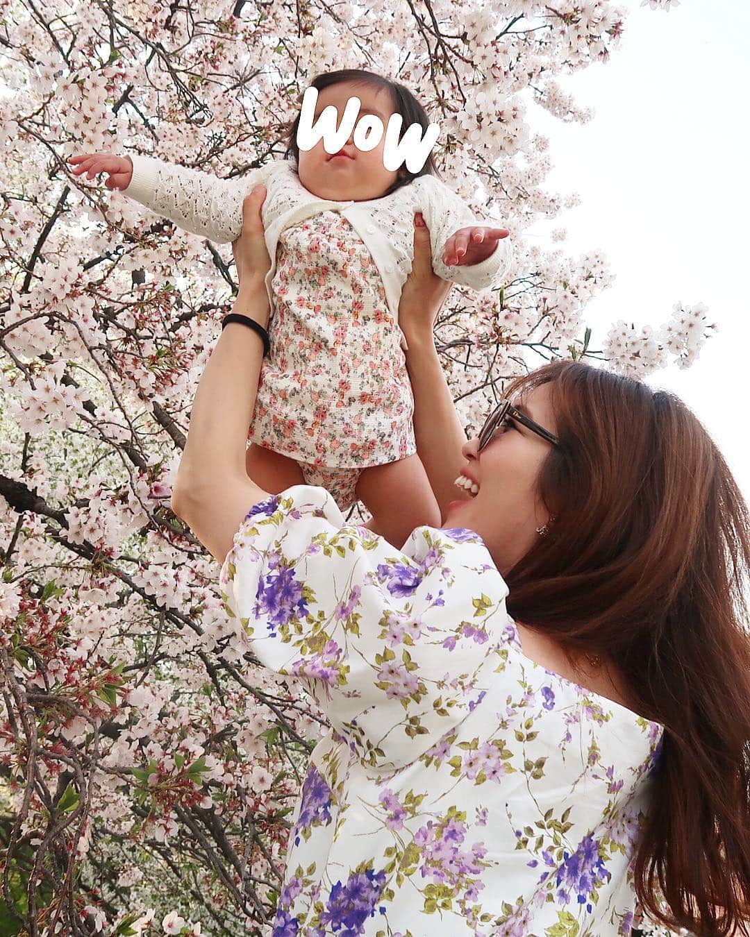 川人未帆さんのインスタグラム写真 - (川人未帆Instagram)「・ 先週末は友達家族とお花見🌸 あったかくて、桜も満開で楽しかった🌸🌸🌸 桜の天井と娘の笑顔が可愛くて高い高いしまくって筋肉痛🤷‍♀️ ・ #今日のわたちたち は花柄でした🌸」4月8日 21時06分 - miho0319kawahito