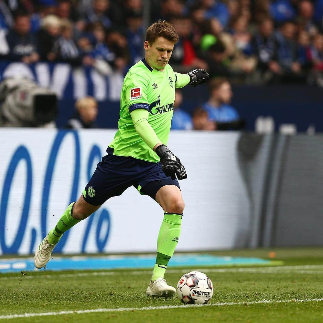 シャルケ04さんのインスタグラム写真 - (シャルケ04Instagram)「Another great performance on Saturday, Alex 👍🏼 . . @alexandernuebel #Schalke #S04 #Keeper #Football #Soccer #Knappen #WirLebenDich #🔵⚪️」4月8日 21時06分 - s04