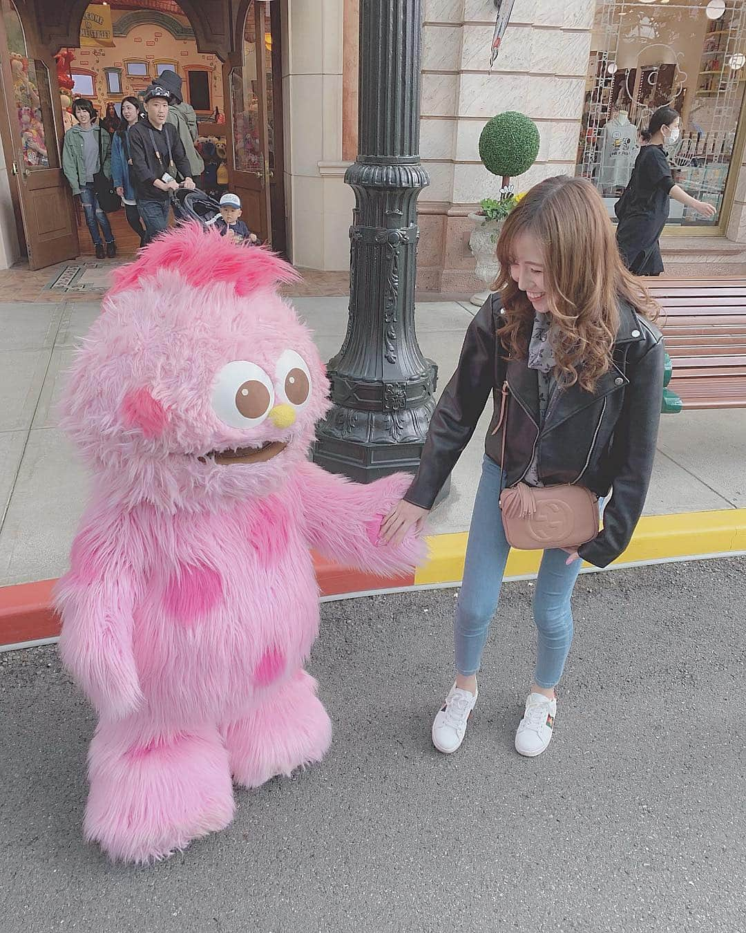 彩田真鈴さんのインスタグラム写真 - (彩田真鈴Instagram)「念願のモッピーに会えた︎💕︎ #USJ #universalstudiosjapan #ユニバーサル #ユニバ #セサミストリート#モッピー #ピンク#エルモ #セサミストリート #ユニバコーデ #USJコーデ #メイク #ヘアアレンジ #カラコン #ラヴェール #シルキーベージュ」4月8日 21時10分 - marin05231