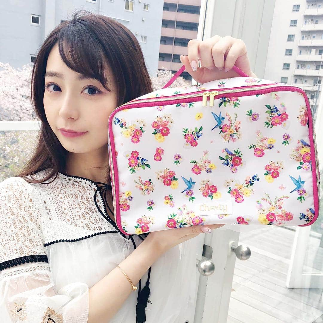 美人百花さんのインスタグラム写真 - (美人百花Instagram)「【大ニュース速報❣️】5月11日発売の美人百花6月号(次々号です🥰)の付録が超超超豪華すぎるので、宇垣美里さんのオフショットとともにイチ早くお届け✨  Chestyのマルチトラベルバッグです💼💕 美人百花付録でも毎回大人気のChestyの「フラワー&小鳥柄」がこの春、ブーケ柄になり、青い鳥も増えてさらに華やかに進化🌸 その新柄をぜいたくに全面プリントした、オリジナルトラベルバッグが完成しました🥰💘 スキンケアアイテムや、お洋服、ランジェリーなどなど、旅行に必要なものがぽんぽん入れられるたっぷりサイズ🥺ハリのあるしっかり素材で、付録とは思えないクオリティです🌷 フタにはメッシュ素材のポケット付きで、こまごましたものを収納するのにとっても便利👯‍♀️✨ もちろん旅行だけでなく、お稽古シーンや、お部屋で「見せる収納」としてなど、使い方いろいろです🌟 高級感のあるゴールドのダブルジップで開閉も楽々💓トップにはリボン風のピンクの持ち手付き😍Chestyのブランドタグはゴールドの刺繍になっていて上品です💎  使いやすさにも可愛さにも超絶こだわった自信作✨ 少し先にはなりますが、5月11日の発売をお楽しみに🐰💫編集CF  #Chesty #チェスティ #宇垣美里 さん #宇垣アナウンサー #付録 #美人百花付録 #トラベルバッグ」4月8日 21時10分 - bijinhyakka