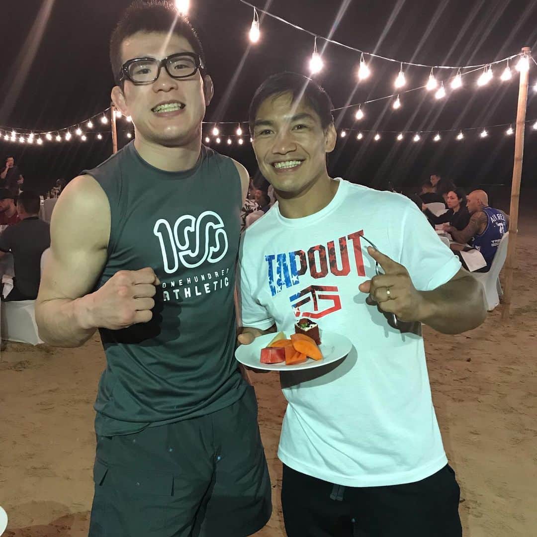 青木真也のインスタグラム：「お互い35歳。ONEを作ってきたよね。なんか仲間感があります。おつかれ。ありがとう。#onechampionship #shinyaaoki #evolvefightteam #thailand #青木真也」