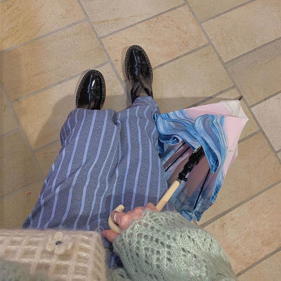 吉河唯さんのインスタグラム写真 - (吉河唯Instagram)「(((・-・)))サムイ 〜・〜・〜・〜・〜・〜・〜・〜・〜・〜・〜 knit @journalstandard.jp  skirt used bag @aoyamahutte  shoes @stellamccartney ☔️ @merryjenny_instagram」4月8日 21時21分 - yui_yoshikawa