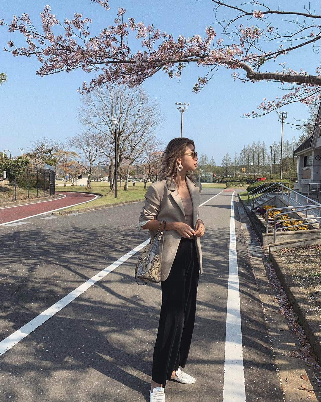 草野春香さんのインスタグラム写真 - (草野春香Instagram)「. 今日は母と久しぶりに2人でランチへ😋 天気がよかったから 近くの公園で写真を撮ってくれたよ✌🏼 カメラマンはもちろん母📸 だいぶ私を撮ってくれるのうまくなりました。笑 このジャケットお気に入り❤️ . .  インナーはホック式の 調整可能な @majicalsherry_lme #マジカルシェリー ☝🏻 ストーリーにリンク貼っとくね✨ #ootd #outfit #coordinate #jacket  #nagasaki #ジャケット #諫早 #長崎」4月8日 21時21分 - _haruka030_