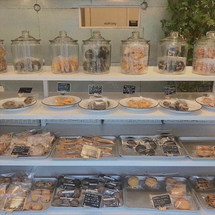 松田 美奈子さんのインスタグラム写真 - (松田 美奈子Instagram)「可愛いcookie専門店🍪🍪🍪 入った瞬間クッキーの焼けるいい香り🐾☺️ 食べたいの全部買った🍪🍪🍪 幸せ💕」4月8日 21時13分 - minacoro_