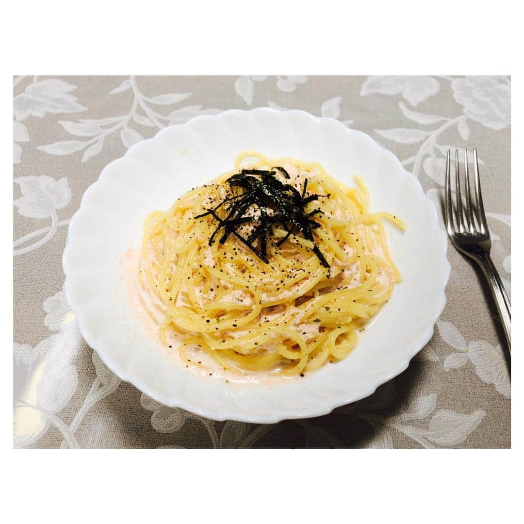 二見夕貴さんのインスタグラム写真 - (二見夕貴Instagram)「. 最近のお料理Pick upまとめ☺︎ . Costcoで購入した海老が おいしすぎました🤤 ネーブルオレンジとレッドグレープフルーツも よく食べてます🤤💕 . ①海老のトマトリゾット ②アーリオオーリオスパゲティ ③トマトカレー w/海老汁でお味噌汁作ってみた！ ④明太子クリームスパゲティ ⑤カオマンガイ風 ( ご飯がただの白米 ) . 最近は空腹に耐えられず 野菜とか残り物つまみながら作ったりしてる😂笑 . そろそろ和食とか 作るようになりたいけど 食材見て思い浮かぶ料理が全部洋食。笑 . #cooking #dinner #料理 #夜ご飯 #自炊 #ワンプレートになりがち #パスタ大好き」4月8日 21時13分 - yyyuki___