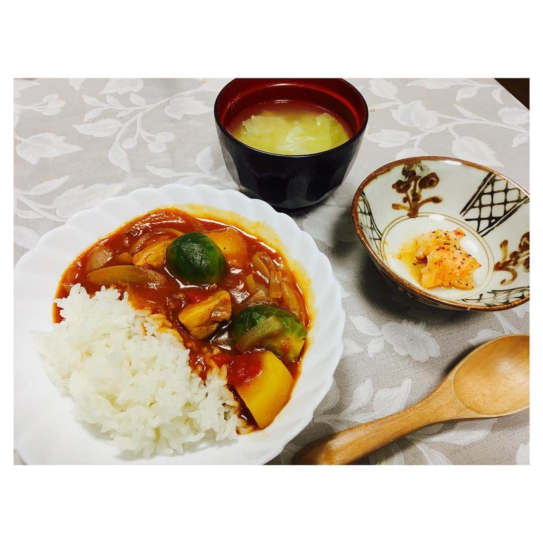 二見夕貴さんのインスタグラム写真 - (二見夕貴Instagram)「. 最近のお料理Pick upまとめ☺︎ . Costcoで購入した海老が おいしすぎました🤤 ネーブルオレンジとレッドグレープフルーツも よく食べてます🤤💕 . ①海老のトマトリゾット ②アーリオオーリオスパゲティ ③トマトカレー w/海老汁でお味噌汁作ってみた！ ④明太子クリームスパゲティ ⑤カオマンガイ風 ( ご飯がただの白米 ) . 最近は空腹に耐えられず 野菜とか残り物つまみながら作ったりしてる😂笑 . そろそろ和食とか 作るようになりたいけど 食材見て思い浮かぶ料理が全部洋食。笑 . #cooking #dinner #料理 #夜ご飯 #自炊 #ワンプレートになりがち #パスタ大好き」4月8日 21時13分 - yyyuki___