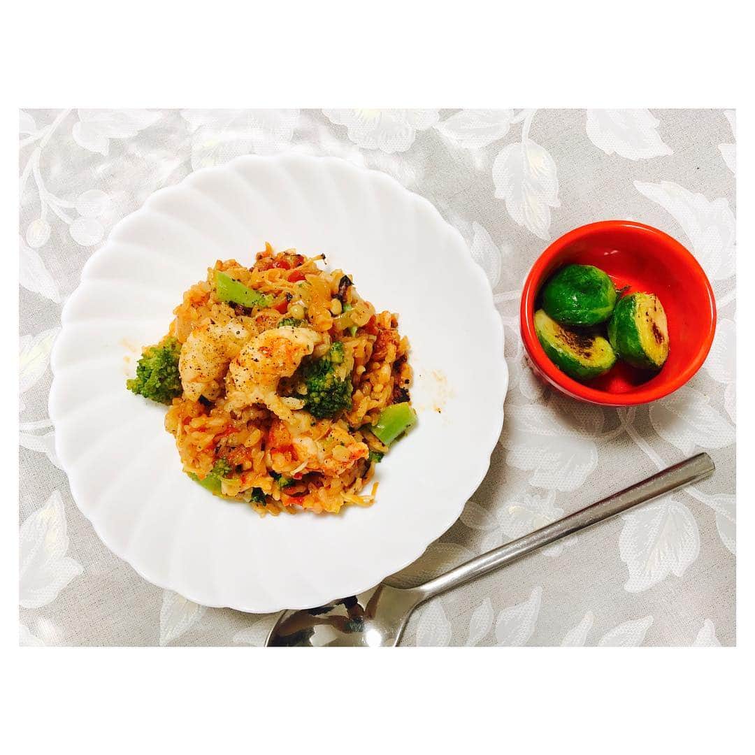 のインスタグラム：「. 最近のお料理Pick upまとめ☺︎ . Costcoで購入した海老が おいしすぎました🤤 ネーブルオレンジとレッドグレープフルーツも よく食べてます🤤💕 . ①海老のトマトリゾット ②アーリオオーリオスパゲティ ③トマトカレー w/海老汁でお味噌汁作ってみた！ ④明太子クリームスパゲティ ⑤カオマンガイ風 ( ご飯がただの白米 ) . 最近は空腹に耐えられず 野菜とか残り物つまみながら作ったりしてる😂笑 . そろそろ和食とか 作るようになりたいけど 食材見て思い浮かぶ料理が全部洋食。笑 . #cooking #dinner #料理 #夜ご飯 #自炊 #ワンプレートになりがち #パスタ大好き」