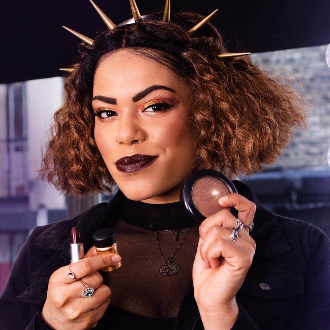M·A·C Cosmetics UK & Irelandさんのインスタグラム写真 - (M·A·C Cosmetics UK & IrelandInstagram)「M·A·C is proud to be the Official Makeup Sponsor for @sixthemusical, supporting makeup supervisor @jimmyowenjones and @olivierawards nominated costume designer @sladegabriella. Swipe left to see the M·A·C products they used on stage! #MACBackstage」4月8日 21時14分 - maccosmeticsuk