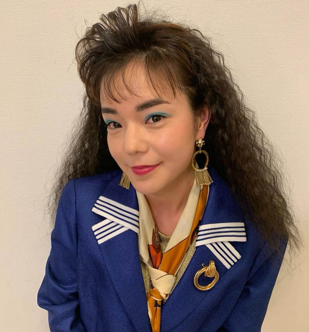 長澤メイさんのインスタグラム写真 - (長澤メイInstagram)「今日から放送されてる 「あのCM再び」篇 「平成ヒストリー」篇 じゃがりこ全国CMに バブリー役とコギャル役で メイが出演してるよ🤣💘 気づいたかな？✨ しばさきも辻ちゃんも 一緒で楽しい撮影だった～～🥺🌼 平成最後のCM 令和最初のCMに出演できたことに 感謝してますっ😢👏✨✨ みんなで音楽に合わせて 一緒にじゃがりこ食べよ～う💁🏽‍♂️💘 ぜひお見逃しなくっ！😘 YouTubeもぜひチェックしてね🔥 https://youtu.be/pSP7zwhazYI  #じゃがりこ #平成最後のCM #令和最初のCM #ありがとうございます」4月8日 21時15分 - xxmeixx1208