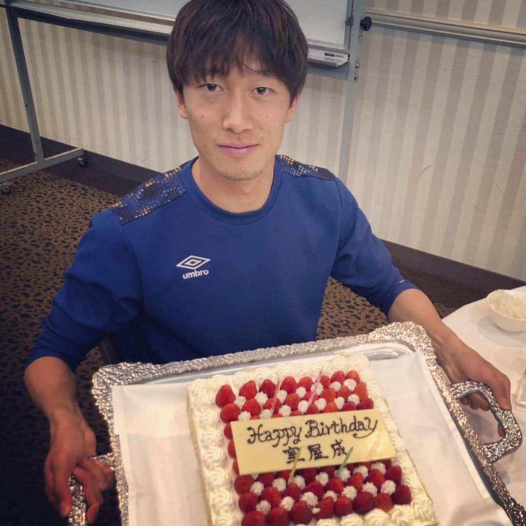 FC東京オフィシャルグッズさんのインスタグラム写真 - (FC東京オフィシャルグッズInstagram)「🎂 ‪🔵HAPPY BIRTHDAY🔴‬ ‪4月5日、6日に誕生日を迎えた #室屋成 選手と #矢島輝一 選手🎊😆🎉‬ . ‪東京と大阪で一緒にお祝いすることはできませんでしたが、2人にはチームからケーキが贈られました✨🎂‬ . ‪成、輝一、あらためて誕生日おめでとう😊😊👏‬ @sei_muroya  @kiichi.23  @fctokyoofficial  #FC東京 ‪#fctokyo #tokyo‬」4月8日 21時16分 - fctokyoofficial