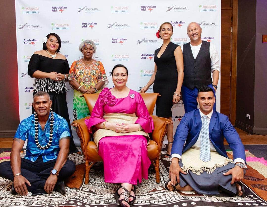 ピッタ・タウファトフアさんのインスタグラム写真 - (ピッタ・タウファトフアInstagram)「The amazingly talented hosts of the Pacific Island Food Revolution. Seated in the middle is Her Royal Highness  Princess Royal Salote Pilolevu Tuita of Tonga. In Pacific culture we sit lower than the Princess as a sign of respect. Princess Pilolevu  will also be on @robertolivernz revolutionary show set to hit the screens this month! @pacificislandfoodrev」4月8日 21時18分 - pita_tofua