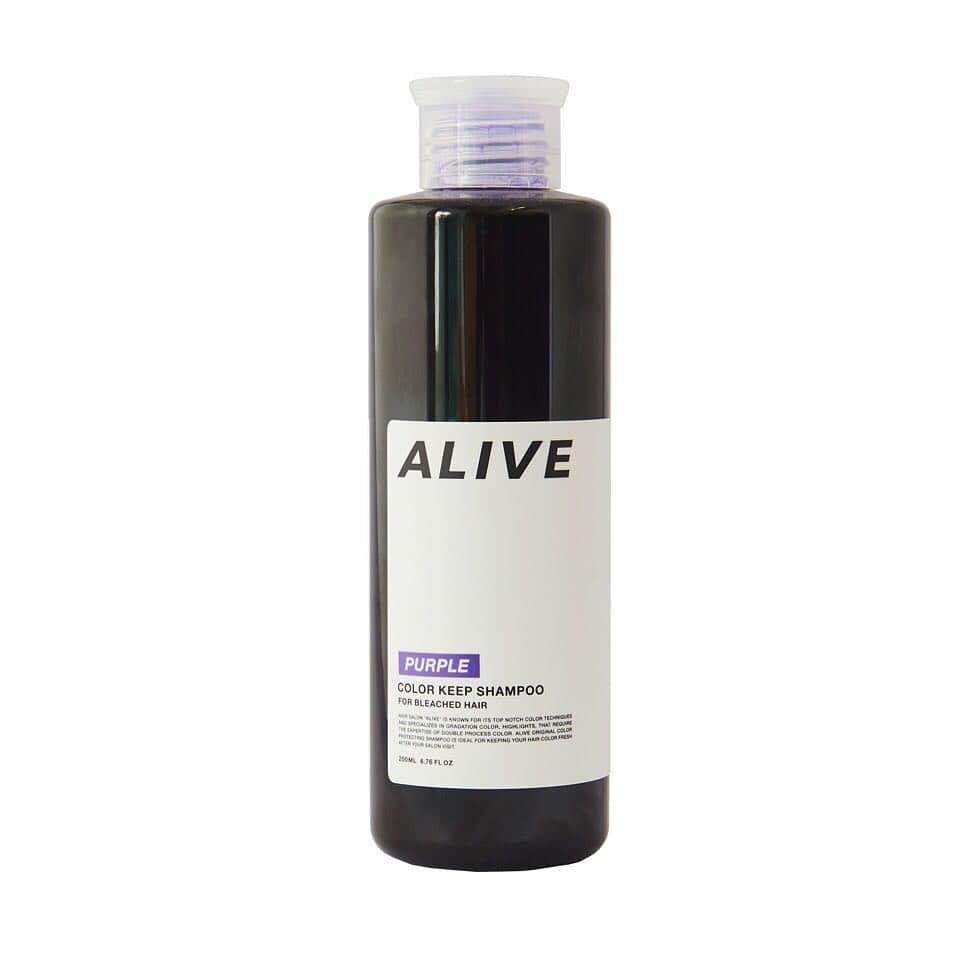 ALIVEさんのインスタグラム写真 - (ALIVEInstagram)「こちらのcolorにされたい方は吉祥寺店 松永優哉(@yuya_alive)をご指名下さい🙋‍♂️ . 卒業式間近の前後イメチェンカラーや季節の変わり目のカラー等ご提案させて頂きます🌸 髪質や状態を見極め最適なご提案させて頂きます✨ . ブリーチを使うカラーだと気になる退色後の色味も楽しめるハイクオリティな外国人風カラーに🙆‍♂️✨ . . 【highlight&gradation】 筋感と明るさをプラスして透明感を出す僕だけのハイライト&グラデーションカラー お客様により良いデザインがご提案出来るように日々進化させています🙇✨ 筋感、明るさを出したバレイヤージュのデザイン、細かいハイライトから繋がるグラデーション、色落ちが気になる方/根元が伸びても気にならない明るさ等ご希望のカラーに応じたデザインで一人一人ご案内させて頂きます✨ . . 僕指名限定の特別クーポンございます✨ . gradation color→¥12960 Balayage color→18360 highlight color→¥14040 super highlight→¥18360 gradation color+ highlight→19440 double color→¥21600 . ホワイトグレージュはブリーチ2〜3回必要です✨ . ホットペッパーからからご予約お取り出来ますので気軽にご連絡頂ければと思います☺️✨ メニューが分からない場合はお越し頂いた際にご希望のデザインに合わせてご変更も出来ますのでグラデーションカラー、ハイライトでご予約頂ければと思います🙆‍♂️ . LINE@→『@pnw3183k』でもご予約お取りさせて頂けますのでご質問等もお受けさせて頂けます🙆‍♂️ @も込みで検索お待ちしてます！ . DM/commentお待ちしております📲 . . #ハイライトグラデーション#グラデーションハイライト#グラデーションカラー#外国人風カラー#バレイヤージュ#バレイヤージュカラー#バレイヤージュグラデーション#ハイライト#ローライト#ハイライトカラー#balayage#イルミナカラー#ハイトーン#ヘアアレンジ#美容学生#ナチュラルヘア#ブリーチカラー#ケアブリーチ#ヘアカラー#ダブルカラー#白濱亜嵐#外ハネボブ#外ハネ#アッシュベージュ#アッシュグレー#グレージュ#ミルクティーカラー#ミルクティーベージュ#ベージュカラー#ホワイトカラー」4月8日 21時29分 - alivehair