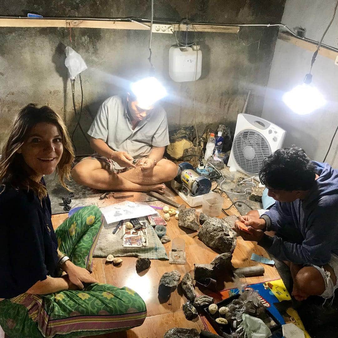 ベックスロックスさんのインスタグラム写真 - (ベックスロックスInstagram)「Defining #ROXONAJOURNEY ⠀⠀⠀⠀⠀⠀⠀⠀⠀ These two ladies and a curious mind kicked off what I thought would be a wild good chase but my instinct told me otherwise.  I found a tumbling down shell shop on a small island off Bali.  Of course I saw a little slice of intriguing beauty.  I went in and got very curious about their shells and carvings. I exchanged numbers with the lovely lady on the left as I asked her who was the carver behind this “shell art” She told me it was her brother but he was away and to come back a week later to meet him and watch him in action. ⠀⠀⠀⠀⠀⠀⠀⠀⠀ A week later, I went back to a stormy monsoon island driving on my motorbike through what felt like rivers for roads to meet Ketut! Apparently the Master carver. He spoke perfect English.  He said nice to meet you, “you bought my no good pieces!” He said, “I buy by machine because cheap cheap but want to meet you to see if you have good heart.” He kindly continued to say  I did, (thank goodness) “I introduce you to my shy friend who’s the master!” Great I said, where? “ He not speak English and lives in north east Bali” , sigh- that’s 5 hrs away, but ok I said Terimakasi- Thank you thank you. 🙏 ⠀⠀⠀⠀⠀⠀⠀⠀⠀ Off I head a few days later with google maps translate. I get sent to a shop- no one is there , an hour later his wife turns up with his beautiful daughter, shows me around more goblin carved art but still no Master, Sigh.  Another week goes by and finally I get a call from “Dharma” the Master. Boss, I’m sorry, no speak English, I come to your house.  He arrives that evening after driving 40km and shows me his work.  He’s the boss, he’s Dharma (meaning Truth) he’s the carver from a village of stone carvers. He teaches the youth of the village and is dedicated to his work.  He is renowned as the finest carver around but the one that is the hardest to track down.  I now see why. ⠀⠀⠀⠀⠀⠀⠀⠀⠀ I am however,  excited to share that with Dharma we are developing a collaboration with a London purpose driven brand.  #watchthisspace 🙌  #mastercraft #stonecarving #persistence #patience #connection #designerlife #taguanut #storytelling #balimasters #ethicalfashion #travelwithapurpose #dreamdaredo」4月8日 21時24分 - rcollectivestudio