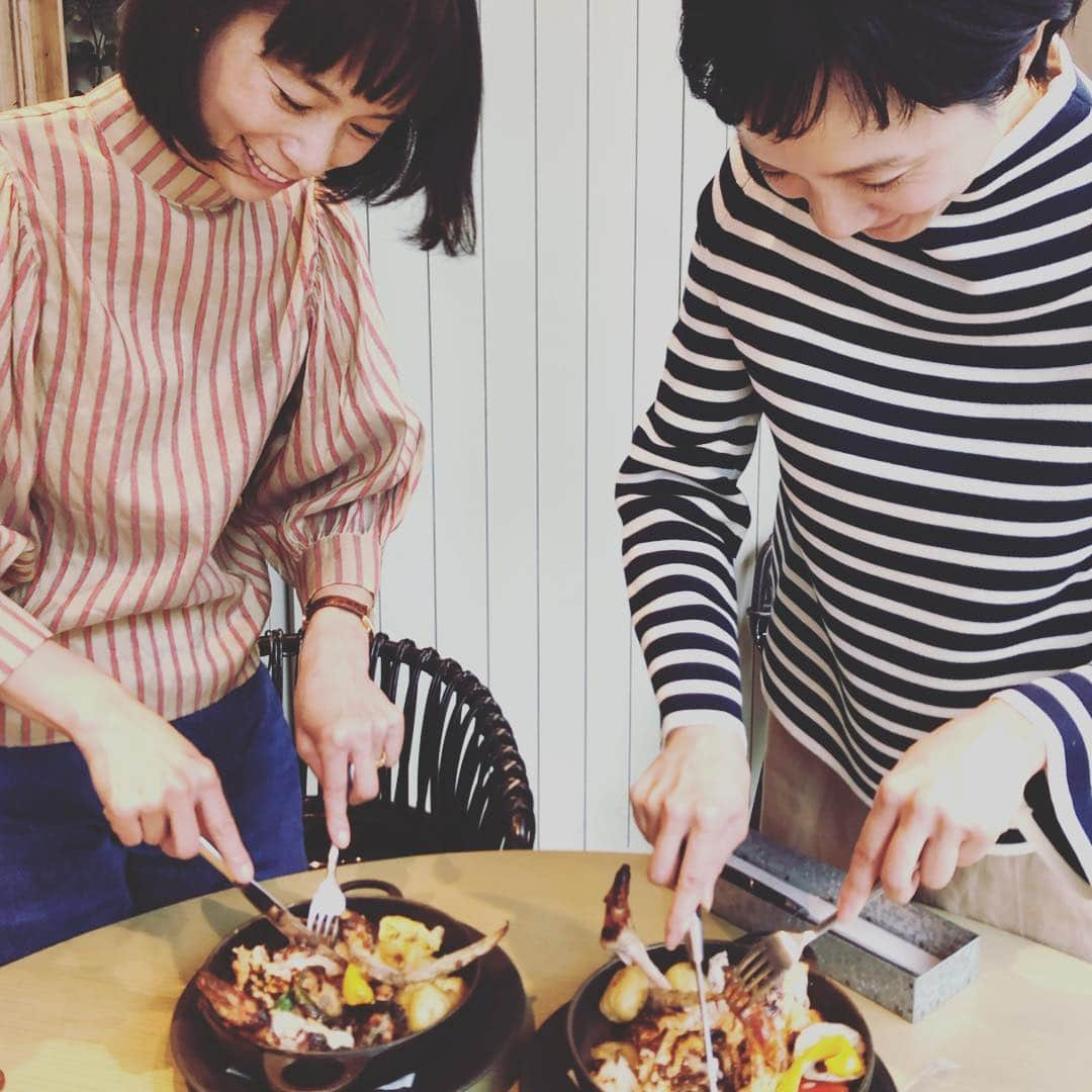 AYUMIさんのインスタグラム写真 - (AYUMIInstagram)「Cosme Kitchen Adaptation @cosmekitchen_adaptation  に「宇和島・瀬戸田柑橘フェア」を食べに はなちゃん @hanalovestaco  のりちゃん @noriko_morishita_ と♪ お店に行くとなんと、前のりさん @maenorichang  が偶然にいたという嬉しいミラクル！ 一緒に合流して楽しい時間をすごしました✨ 最近は、メニュー開発させていただいた コスメキッチン アダプテーションで みんなご飯会をしてくれることが多くて うれしい💚 . メニュー開発した 🍋河内晩柑とシーフード、雑穀のセビーチェ 🍋瀬戸田レモンとパルミジャーノの玄米リゾット 🍋骨つきチキンと季節野菜のロースト 〜宇和島（瀬戸田）レモンと生姜の香り〜 🍋宇和島ブレッドオレンジと甘酒のスムージー . 恵比寿アトレ、表参道ヒルズ、大阪阪神梅田本店の コスメキッチンアダプテーション で5月31日まで 柑橘フェアが開催中ですので ぜひお立ち寄りください🤗 . . #cosmekitchenadaptation  #コスメキッチンアダプテーション  #メニュー開発させていただいた #宇和島瀬戸田柑橘フェア #復興応援プロジェクト」4月8日 21時24分 - ayumiayunco