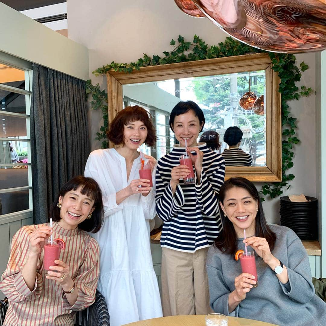 AYUMIさんのインスタグラム写真 - (AYUMIInstagram)「Cosme Kitchen Adaptation @cosmekitchen_adaptation  に「宇和島・瀬戸田柑橘フェア」を食べに はなちゃん @hanalovestaco  のりちゃん @noriko_morishita_ と♪ お店に行くとなんと、前のりさん @maenorichang  が偶然にいたという嬉しいミラクル！ 一緒に合流して楽しい時間をすごしました✨ 最近は、メニュー開発させていただいた コスメキッチン アダプテーションで みんなご飯会をしてくれることが多くて うれしい💚 . メニュー開発した 🍋河内晩柑とシーフード、雑穀のセビーチェ 🍋瀬戸田レモンとパルミジャーノの玄米リゾット 🍋骨つきチキンと季節野菜のロースト 〜宇和島（瀬戸田）レモンと生姜の香り〜 🍋宇和島ブレッドオレンジと甘酒のスムージー . 恵比寿アトレ、表参道ヒルズ、大阪阪神梅田本店の コスメキッチンアダプテーション で5月31日まで 柑橘フェアが開催中ですので ぜひお立ち寄りください🤗 . . #cosmekitchenadaptation  #コスメキッチンアダプテーション  #メニュー開発させていただいた #宇和島瀬戸田柑橘フェア #復興応援プロジェクト」4月8日 21時24分 - ayumiayunco