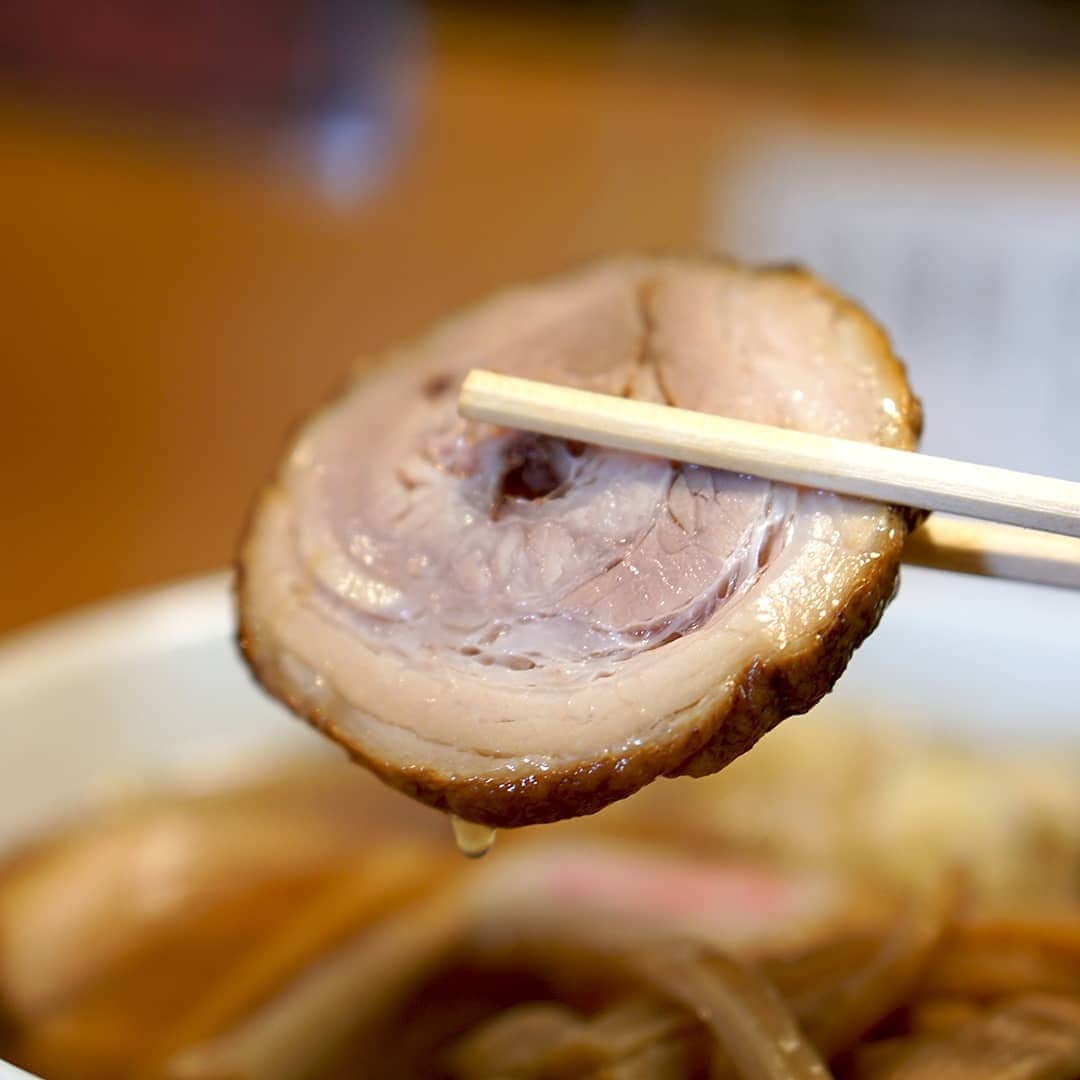 デパぐるッ！福岡さんのインスタグラム写真 - (デパぐるッ！福岡Instagram)「⠀ FBS出演者が実際に食べて、美味しい！というバリよかッ！グルメをご紹介🎉⠀ ⠀ 今回は、FBSの会社のすぐ近くで、浜崎アナがよく行かれているという高砂「中華そば 寿限無(じゅげむ)」⠀ ⠀ 浜崎アナは普段、めんまをトッピングした「めんまらーめん」を注文されるとのことだったので私も同じものを注文してみました♪⠀ ⠀ 昔一幸舎で修行されていたという店主ですが、作っておられるのは「豚骨」ではなくなんと「醤油」😂☝️⠀ ⠀ 実は店主は関東出身で、福岡でも関東の懐かしい醤油らーめんを食べたいという思いでお店を始められたそう✨⠀ ⠀ 醤油ベースで豚骨・鶏ガラ・野菜・魚介から作る関東の昔ながらのスープを、豚骨を食べ慣れた方にも美味しいと感じてもらえるように独自にアレンジ❗️⠀ ⠀ あっさりとした中にも深いコクがあるスープは、最後まで飲み干してしまいたくなるほどの美味しさで、加水率が高いもちもちの太麺と相性抜群💕⠀ ⠀ シャキシャキとしためんま、分厚いチャーシューなど具材がしっかりと入っているのも嬉しいですね😋⠀ ⠀ また、店主が大の“落語”好きで店内のBGMが落語なのも面白いところ❗️⠀ ⠀ 快調な語り口に耳を傾けながら、らーめんをいただくというのもユニークで心地の良いものでした👍⠀ ⠀ めんまらーめん(醤油らーめん＋めんまトッピング)  850円  中華そば 寿限無(じゅげむ) 福岡市中央区高砂1-18-1 高砂イングビル1F⠀ ⠀ ⠀ #バリよかグルメ #グルメ #グルメ好きな人と繋がりたい #福岡 #福岡グルメ #福岡居酒屋 #福岡ごはん #福岡ランチ #福岡旅行 #福岡観光 #福岡旅行 #福岡ラーメン #高砂 #渡辺通り #薬院  #食べるの好きな人と繋がりたい #食べスタグラム #お酒好きな人と繋がりたい #居酒屋 #麺スタグラム #麺活  #ラーメン #ラーメン好き #ラーメン大好き #ラーメン部 #中華そば #醤油ラーメン #メンマ #落語 #寿限無」4月8日 21時24分 - arne_gourmet