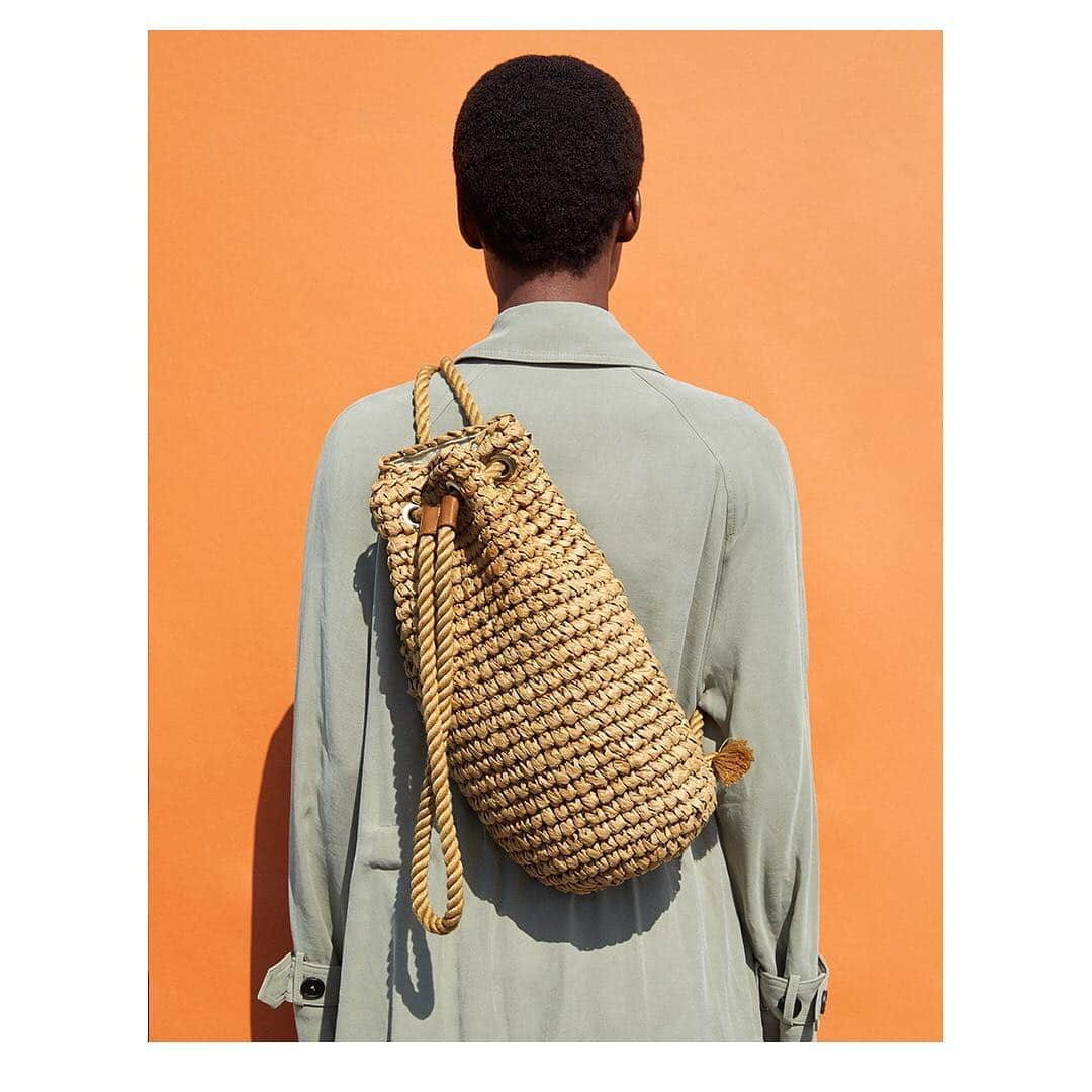 ZARAさんのインスタグラム写真 - (ZARAInstagram)「This is #zaranewin | Backpack made of natural braided paper and rope link shoulder straps 3402/004. Tap to shop!」4月8日 21時24分 - zara