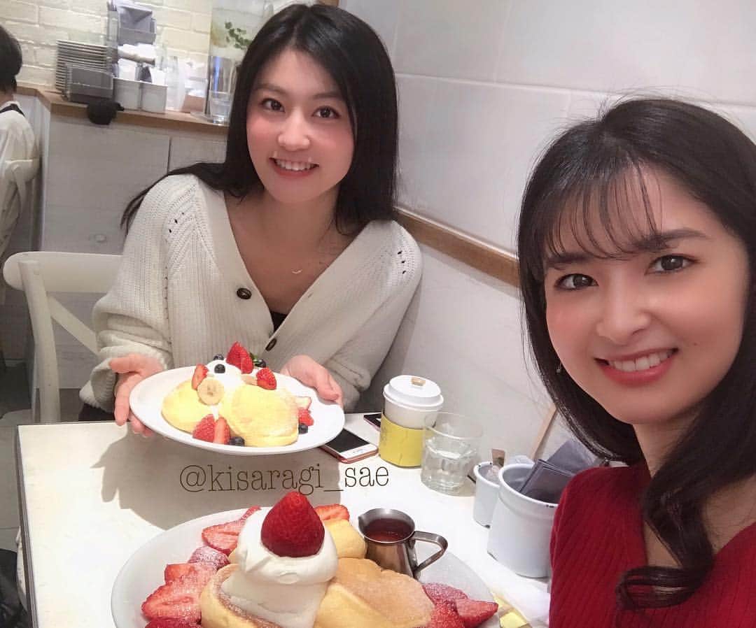 如月さえさんのインスタグラム写真 - (如月さえInstagram)「* あきらちゃんとパンケーキ🥞 .........ん？！ この画角Eggs'n Thingsの時と一緒だ😂 🍓.◦* #FLIPPERS #あまおうのふわもち包み * #japanesefood #instafood #photo_jpn #photostagram #bestphoto_japan #loveeating #ilovefood #pancake #soufflepancake #카페스타그램 #먹스타그램 #팬케이크 #프렌치토스트 #我的最愛 #パンケーキ巡り #パンケーキ女子 #デザートは別腹 #スフレパンケーキ #フリッパーズ *」4月8日 21時24分 - kisaragi_sae