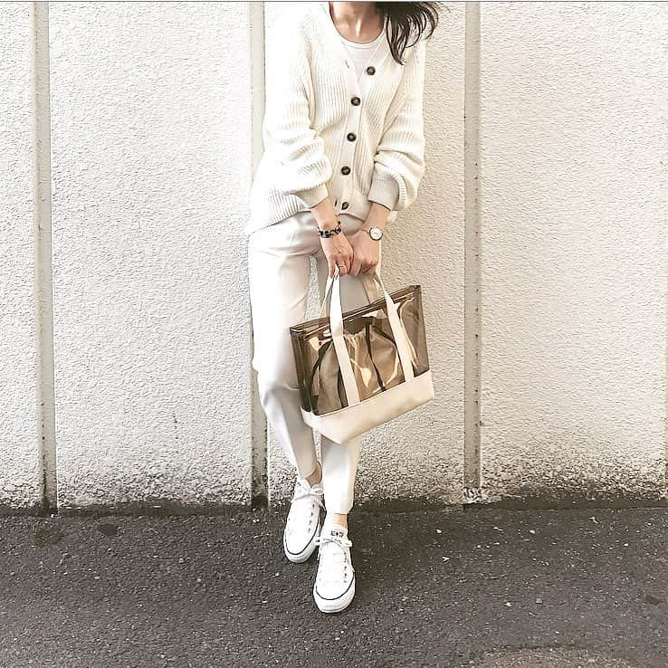 ree_mstorynさんのインスタグラム写真 - (ree_mstorynInstagram)「#coordinate 真っ白に合わせて持ちたかった ブラウンのクリアトート 今週末のマルシェに連れて行きます どうか晴れますように☀︎ ホントに雨の多いイベントで☔︎ ・ ・ ◉伊賀風土FOOD Market◉ 上野市駅前広場(三重県伊賀市) 4/14 sun.10:00〜15:00 ・ ・ #ootd #ootd_kob #ponte_fashion #locari #chao_app #大人カジュアル #ワントーンコーデ #ホワイトコーデ #コクーンカーディガン #gu #plst  #handmade #handmadebag #ハンドメイド #クリアトートバッグ #ricomoco #ricomoco2019ss #danielwellington #converse #春夏 #2019ss」4月8日 21時27分 - ree_mstoryn